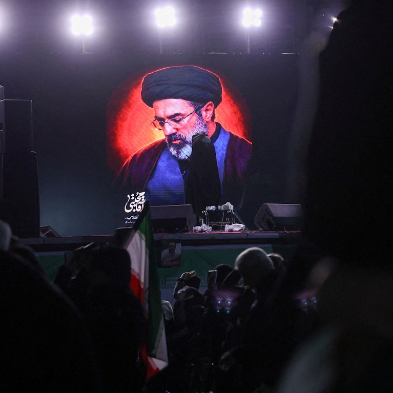 Es gibt kaum Bilder von ihm, er muss sich in einem Bunker verstecken. Mojtaba Khamenei wurde nun als Nachfolger seines getöteten Vaters zum Obersten Führer im Iran gewählt.  Die Ernennung deutet darauf hin, dass die Revolutionsgarden die Oberhand haben.