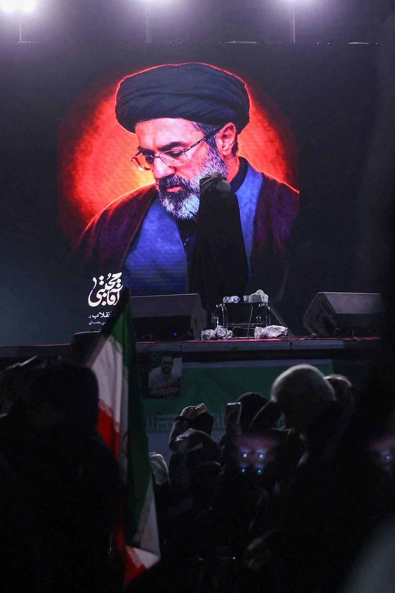 Ein Bild des neuen Obersten Führers des Iran, Mojtaba Khamenei, wird am 9. März 2026 in Teheran auf einem Bildschirm gezeigt