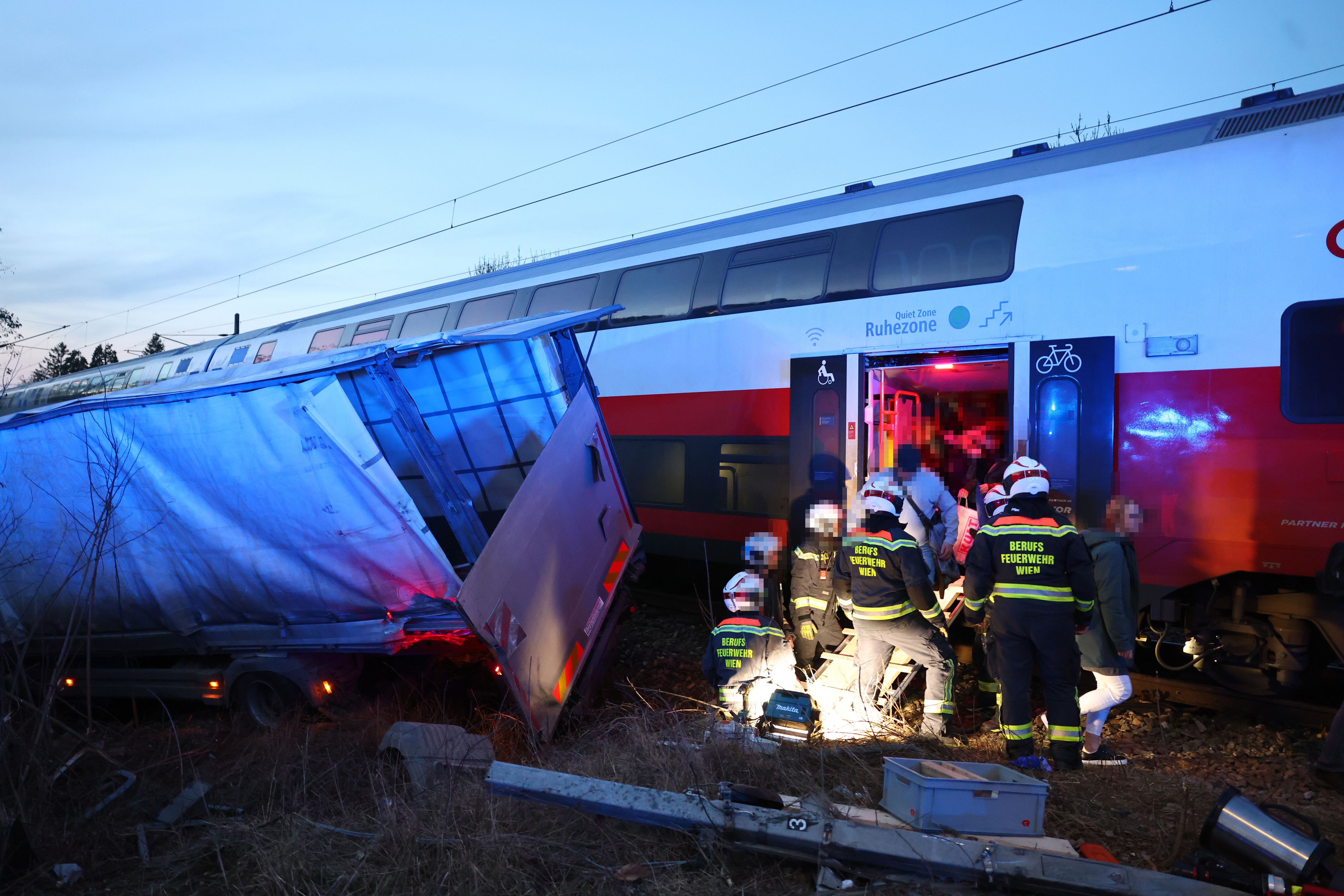 Heute.at - Zug prallt gegen Lkw – Mann (59) schwerverletzt