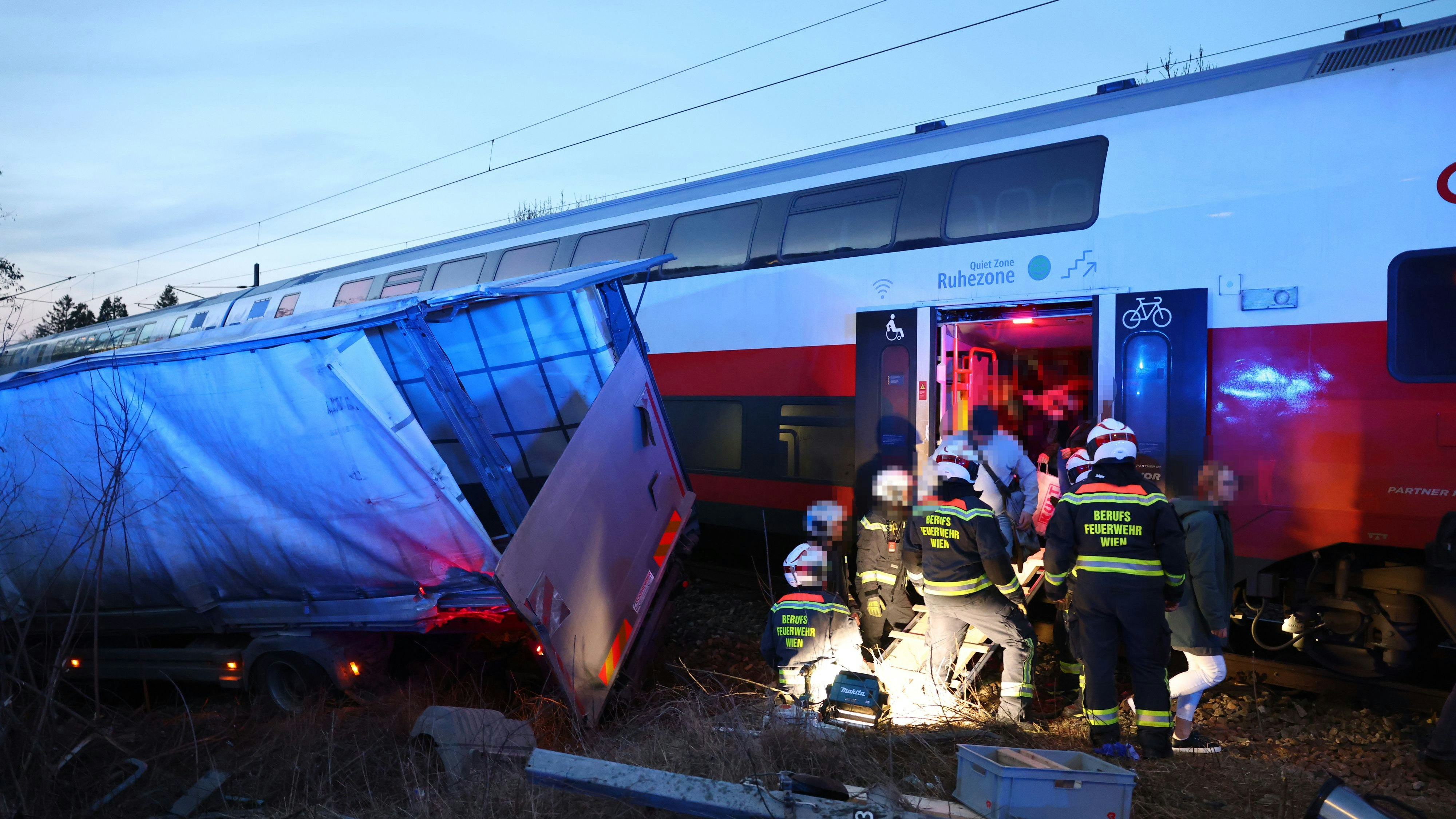 Zug rammt Lkw – Lenker aus Fahrerkabine geschleudert