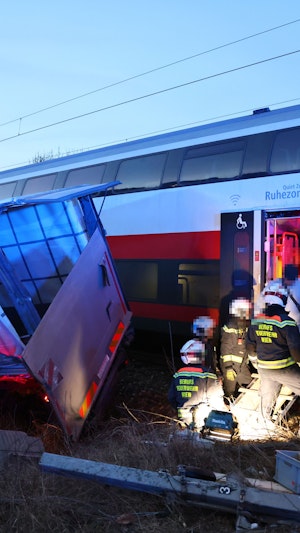 Zugcrash Wien: Nach Kollision mit Lkw in Döbling zwei Verletzte, einer schwer. Bahnstrecke gesperrt, Verkehrsbehinderungen und Staus.