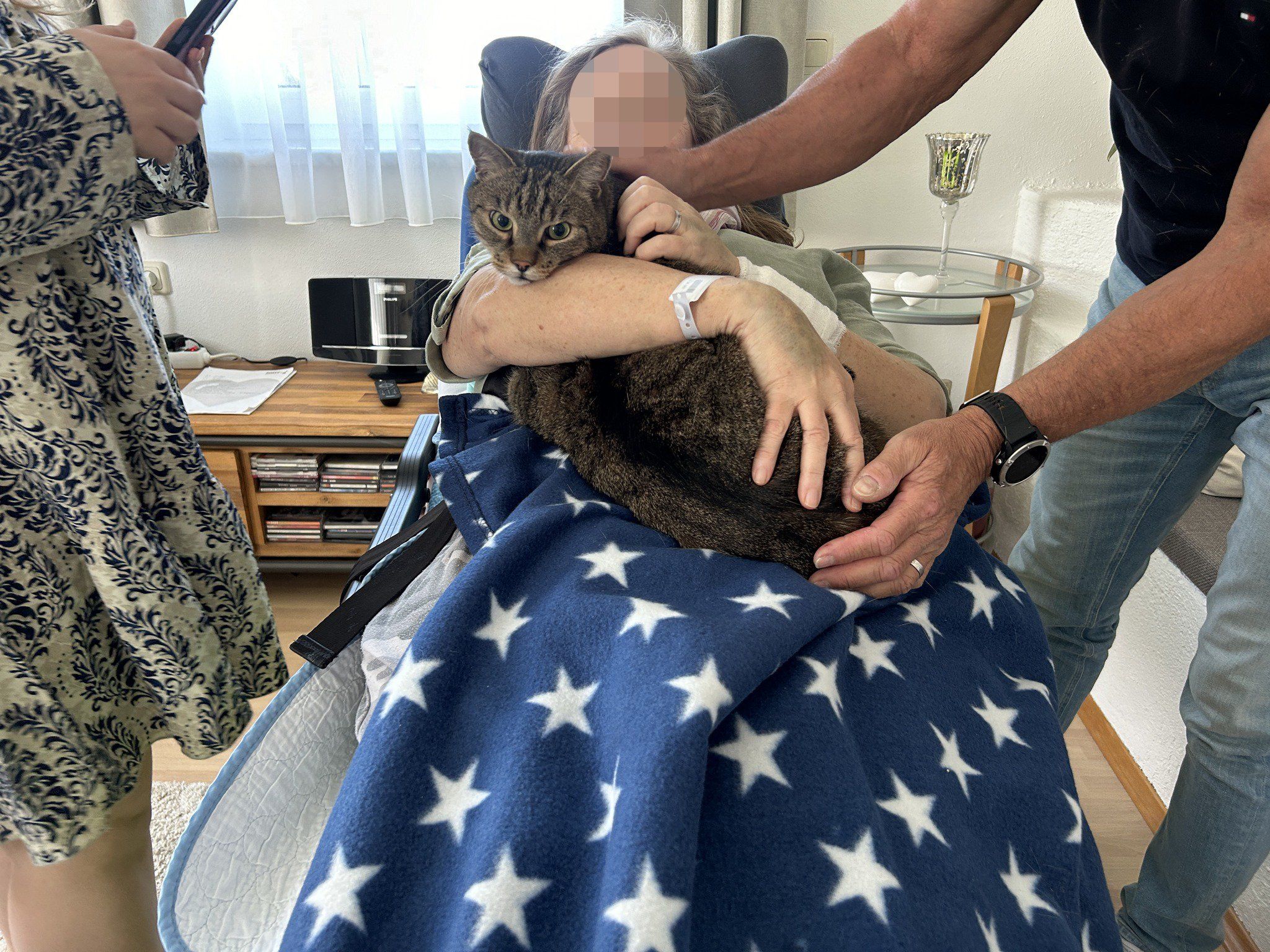 Der Vierbeiner ließ sich noch ein letztes Mal von seinem Frauerl liebkosen.