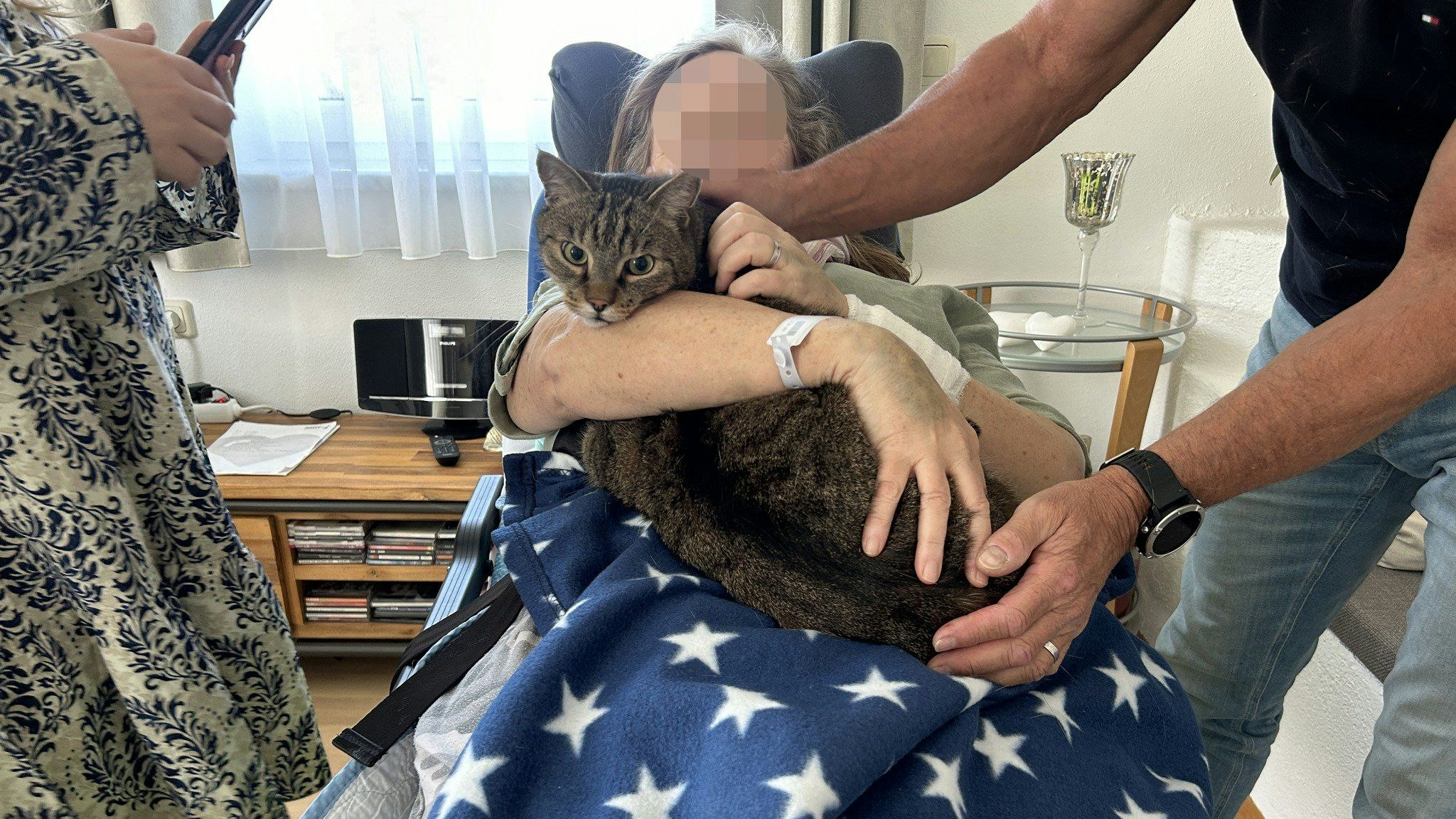 Der Vierbeiner ließ sich noch ein letztes Mal von seinem Frauerl liebkosen.