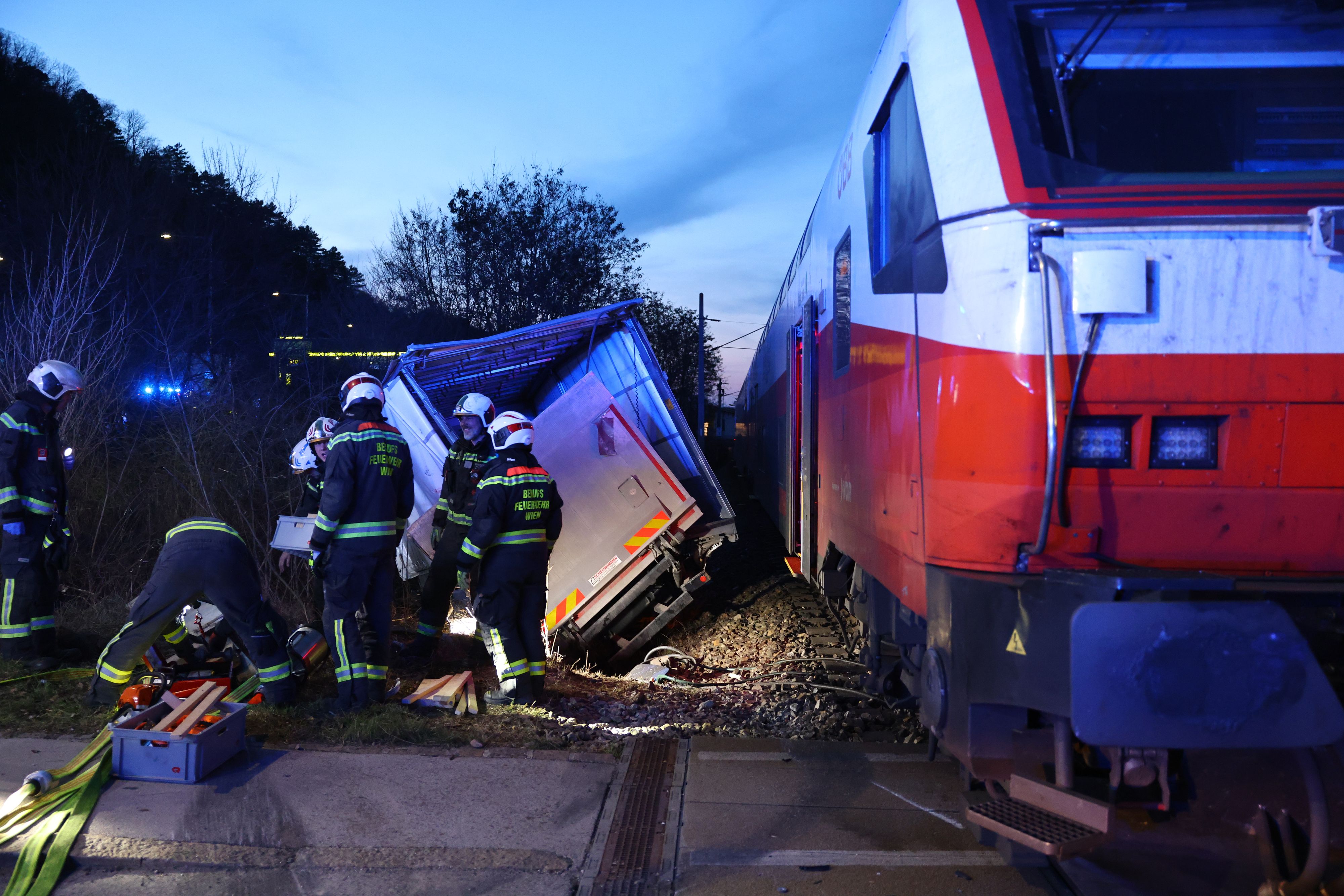 Heute.at - Zug rammt Lkw in Wien – Bahnstrecke komplett gesperrt