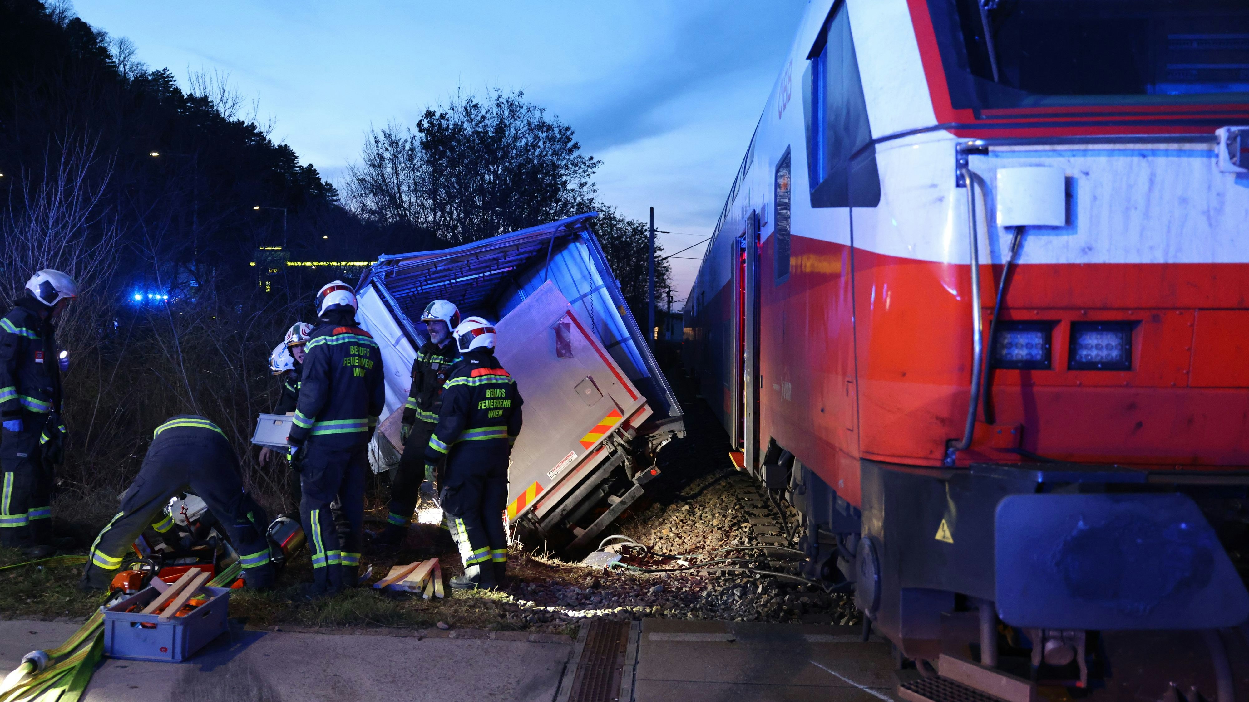 Zug rammt Lkw in Wien – Bahnstrecke komplett gesperrt