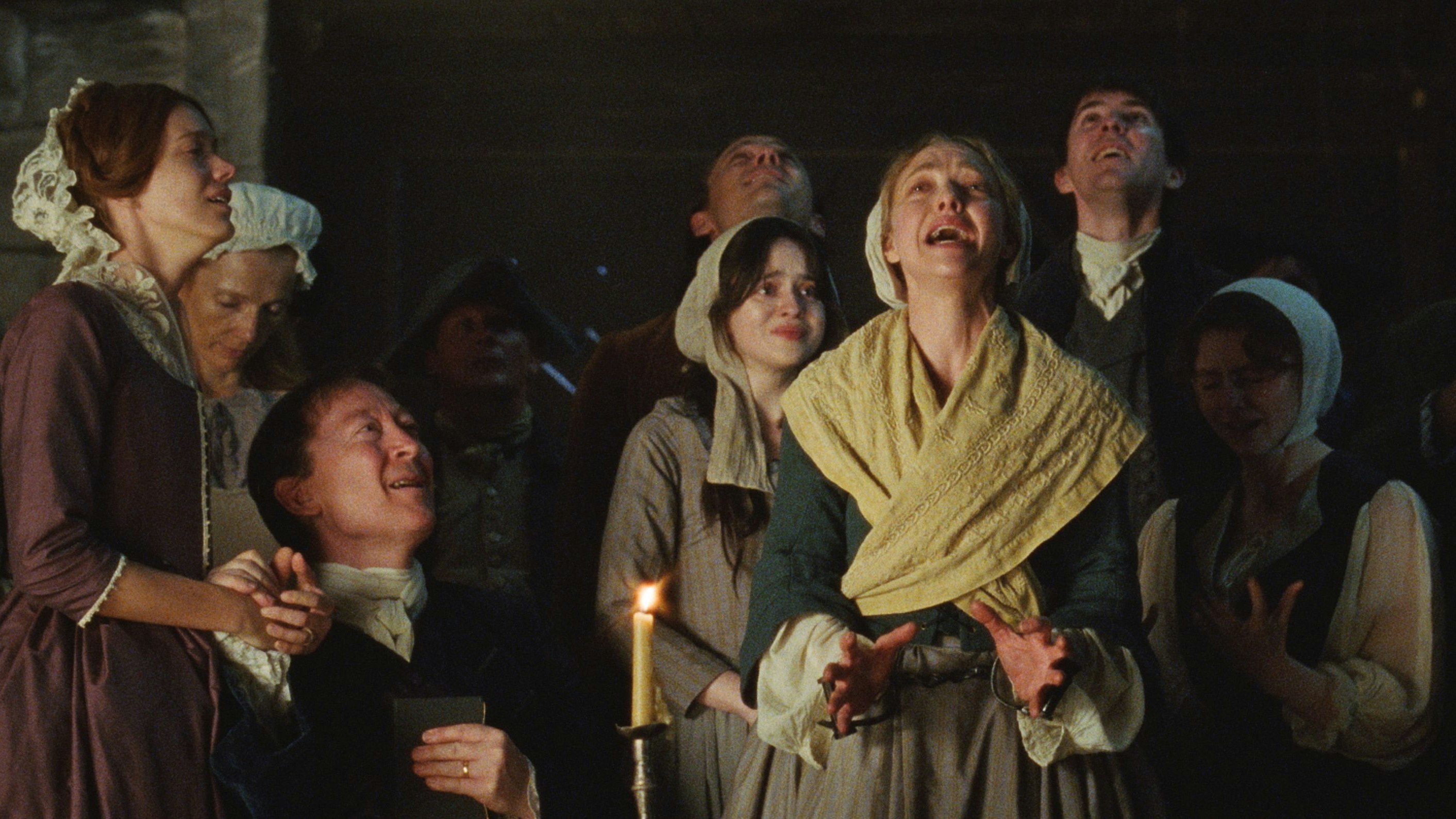 Amanda Seyfried (i. d. Mitte) spielt in "The Testament of Ann Lee" die Gründerin einer Glaubensgemeinschaft.