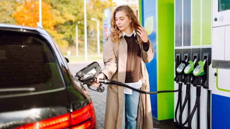 Der Irankrieg treibt den Preis für Super, Diesel und Heizöl in lichte Höhen. Der Kanzler will nun die Steuern senken, der Vizekanzler den Preis deckeln, der Wirtschaftsminister nichts davon. Die richtige Teuerung beim Tanken steht aber erst an – durch die CO2-Bepreisung.