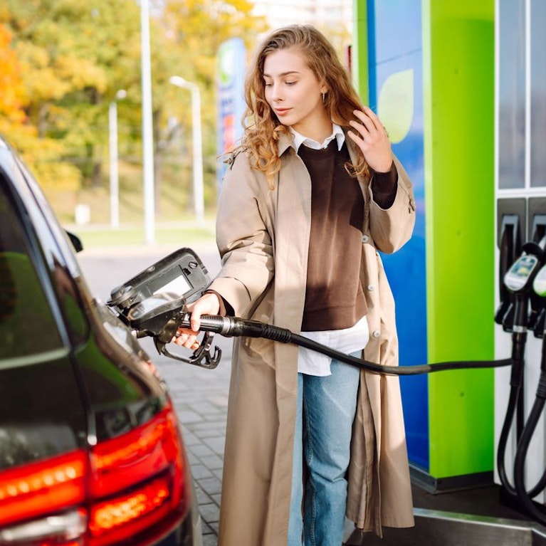 Der Irankrieg treibt den Preis für Super, Diesel und Heizöl in lichte Höhen. Der Kanzler will nun die Steuern senken, der Vizekanzler den Preis deckeln, der Wirtschaftsminister nichts davon. Die richtige Teuerung beim Tanken steht aber erst an – durch die CO2-Bepreisung.