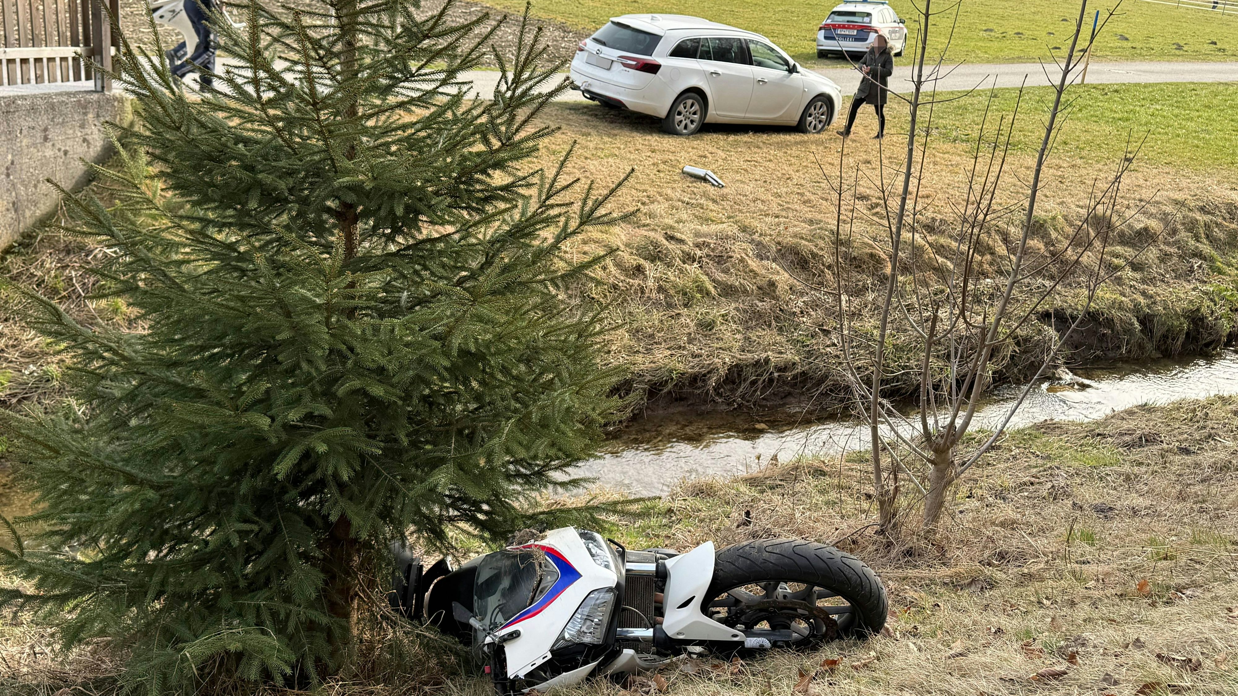 Heute.at - Überholmanöver von Biker (31) geht fürchterlich schief