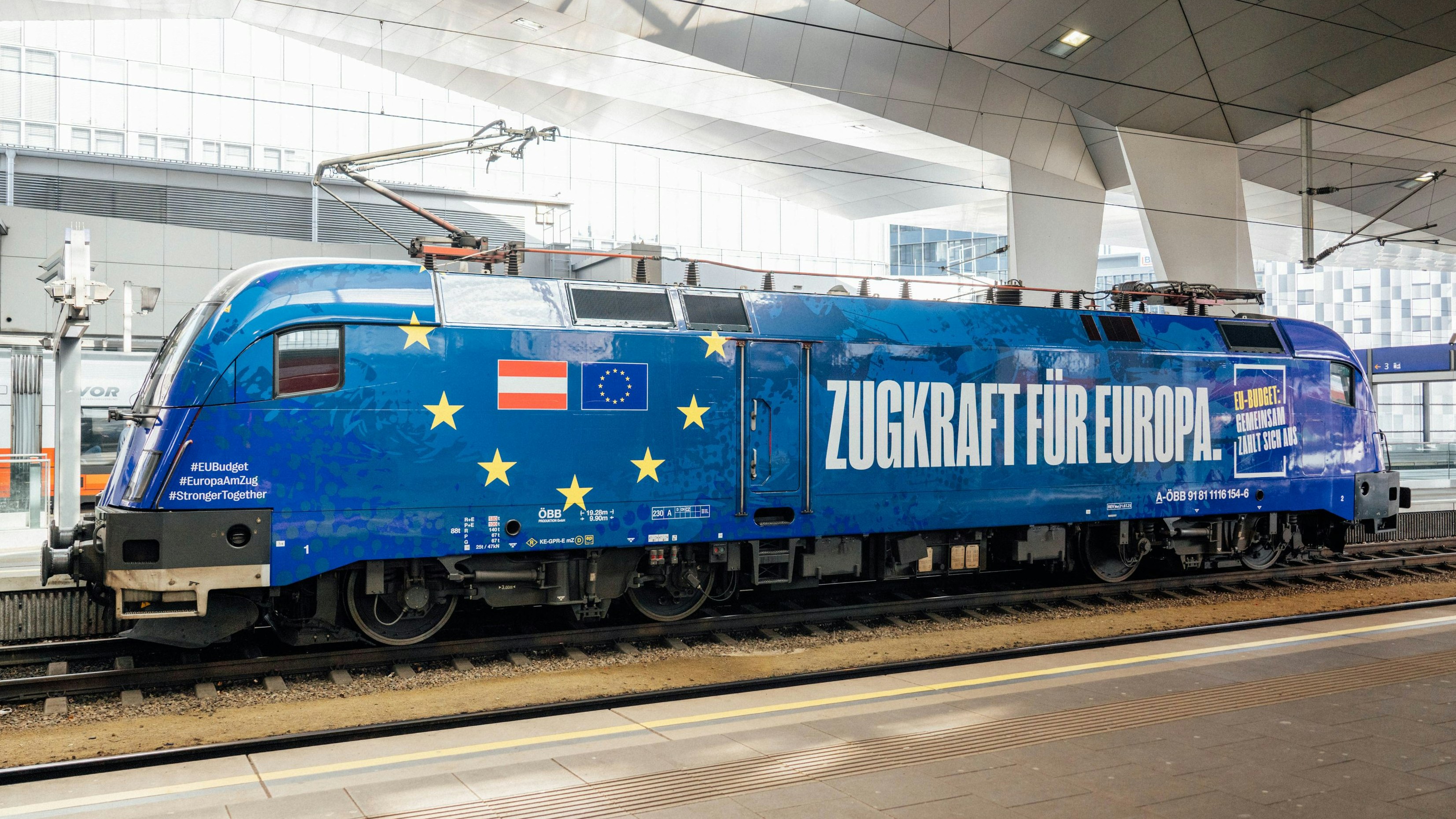 Die neue EU-Lokomotive "Zugkraft für Europa" am Wiener Hauptbahnhof.