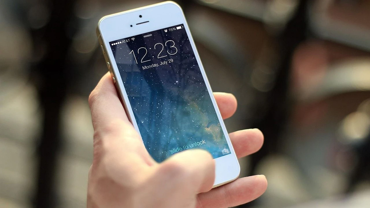 iPhone mit Apps im App Store