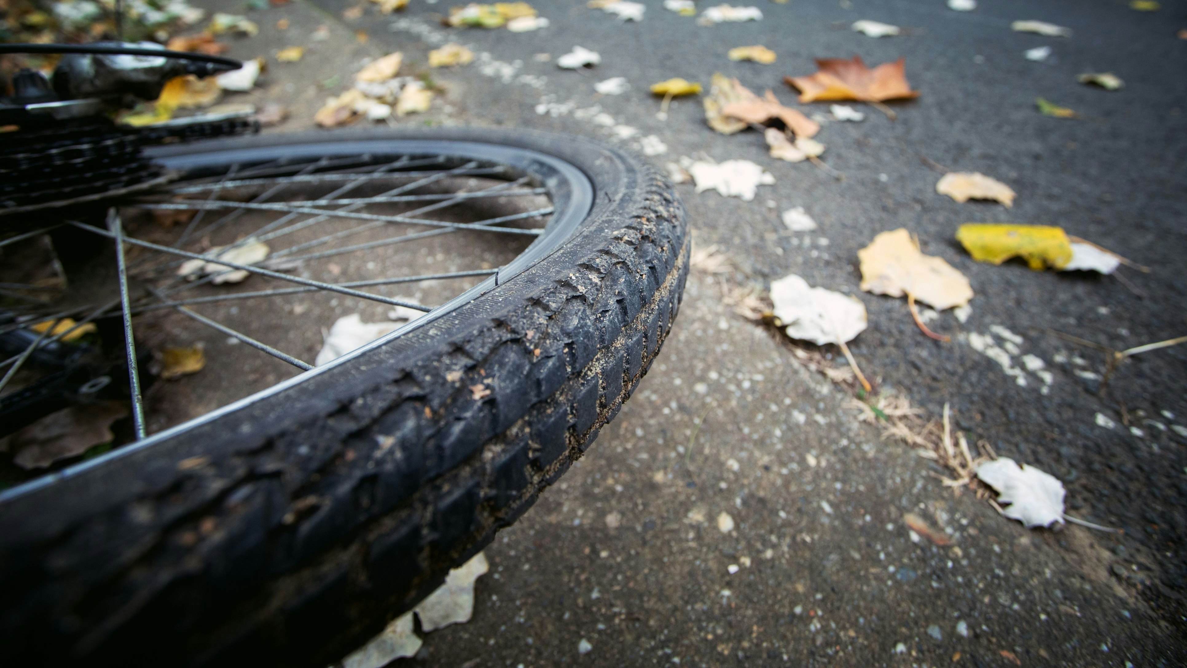 Die Frau starb nach einem Zusammenstoß mit einem anderen Radfahrer.