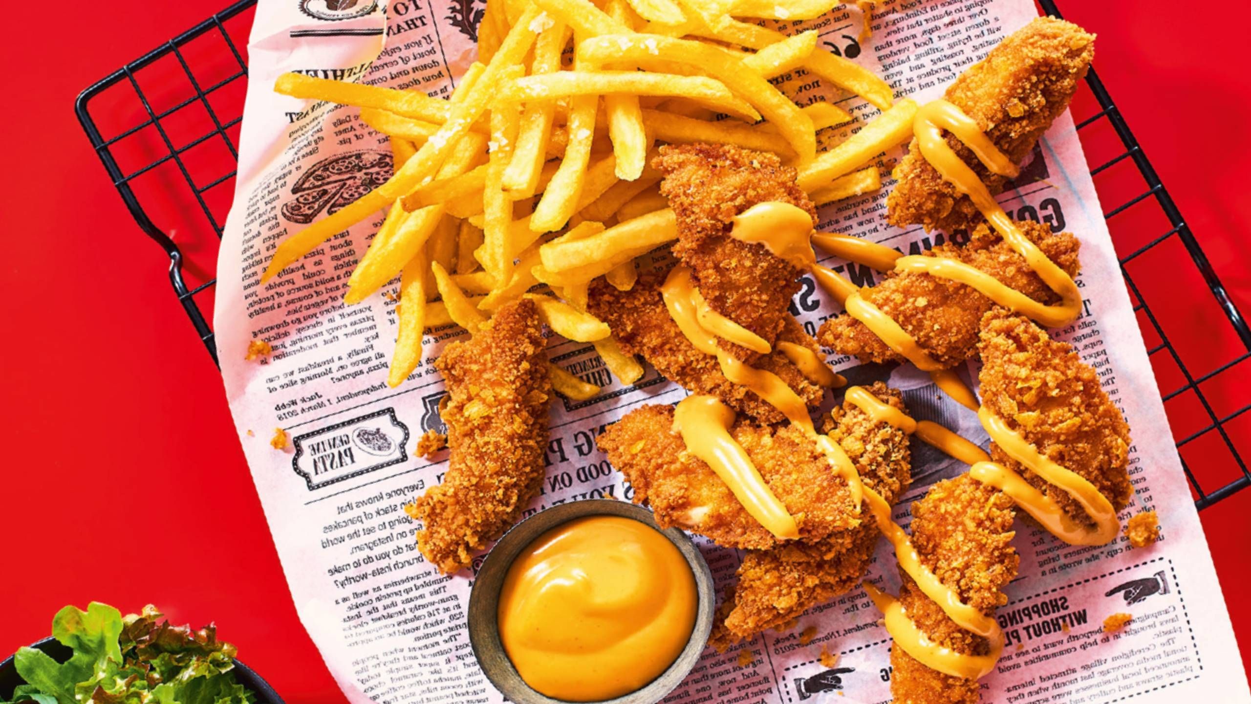 Diese knusprigen Chicken Tenders werden mit Pommes, frischem Salat und der neuen Crispy Chicken Sauce zum echten Genusshighlight.