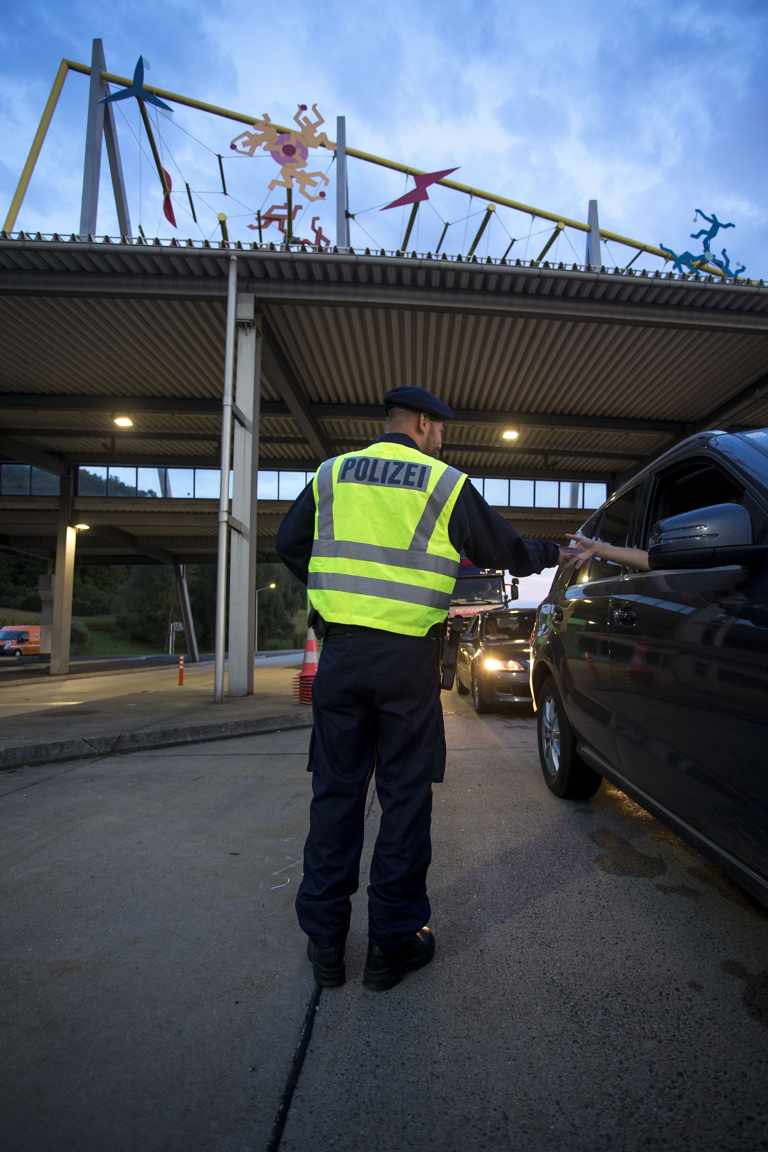 Österreichische Polizeibeamte bei Grenzkontrollen am Grenzübergang Spielfeld.