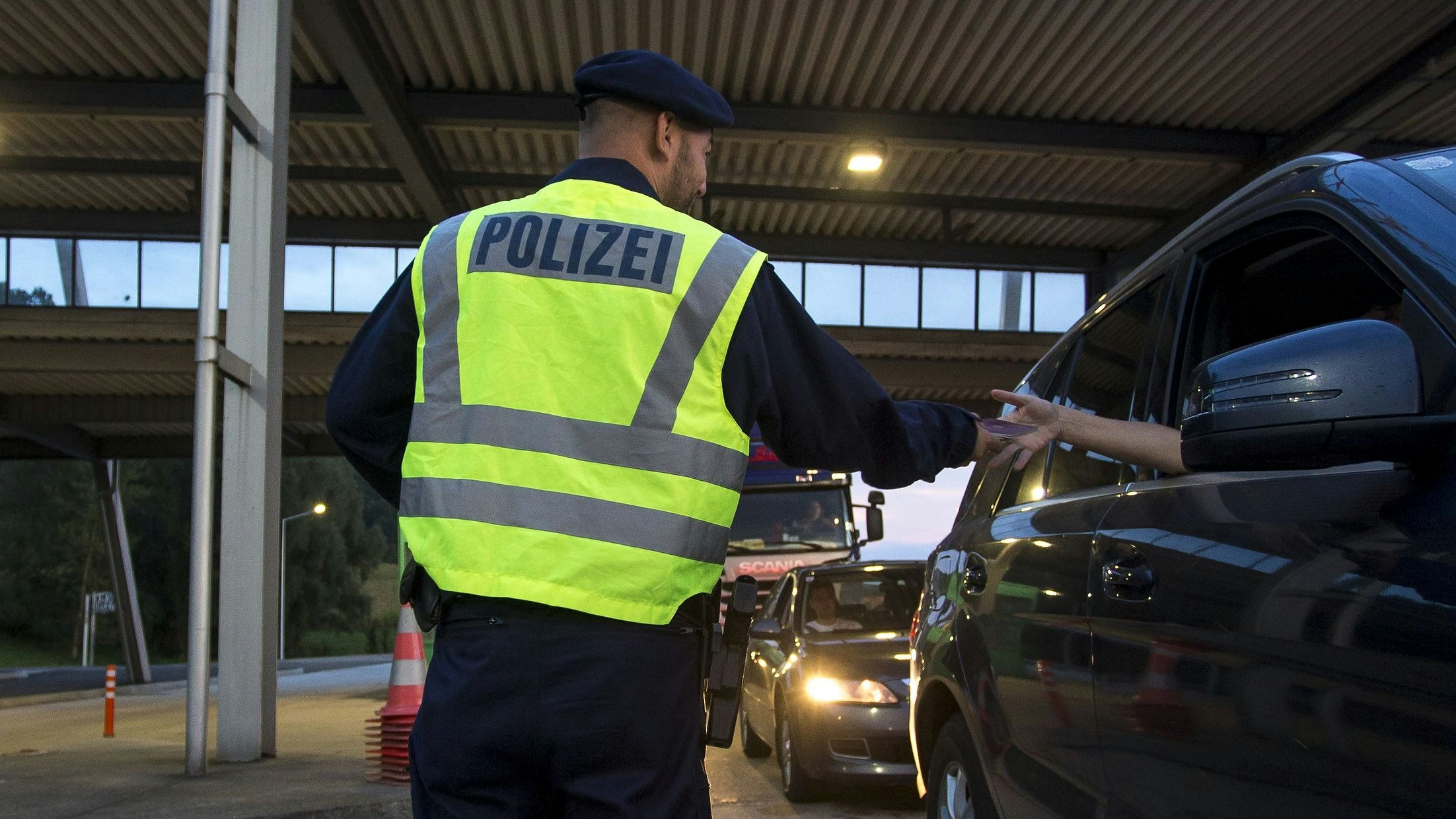 Österreichische Polizeibeamte bei Grenzkontrollen am Grenzübergang Spielfeld.