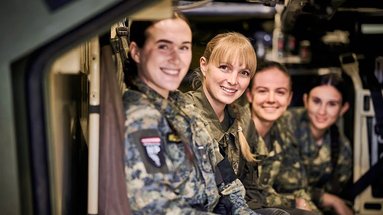 Beim freiwilligen Grundwehrdienst erleben Frauen den millitärischen Alltag hautnah.