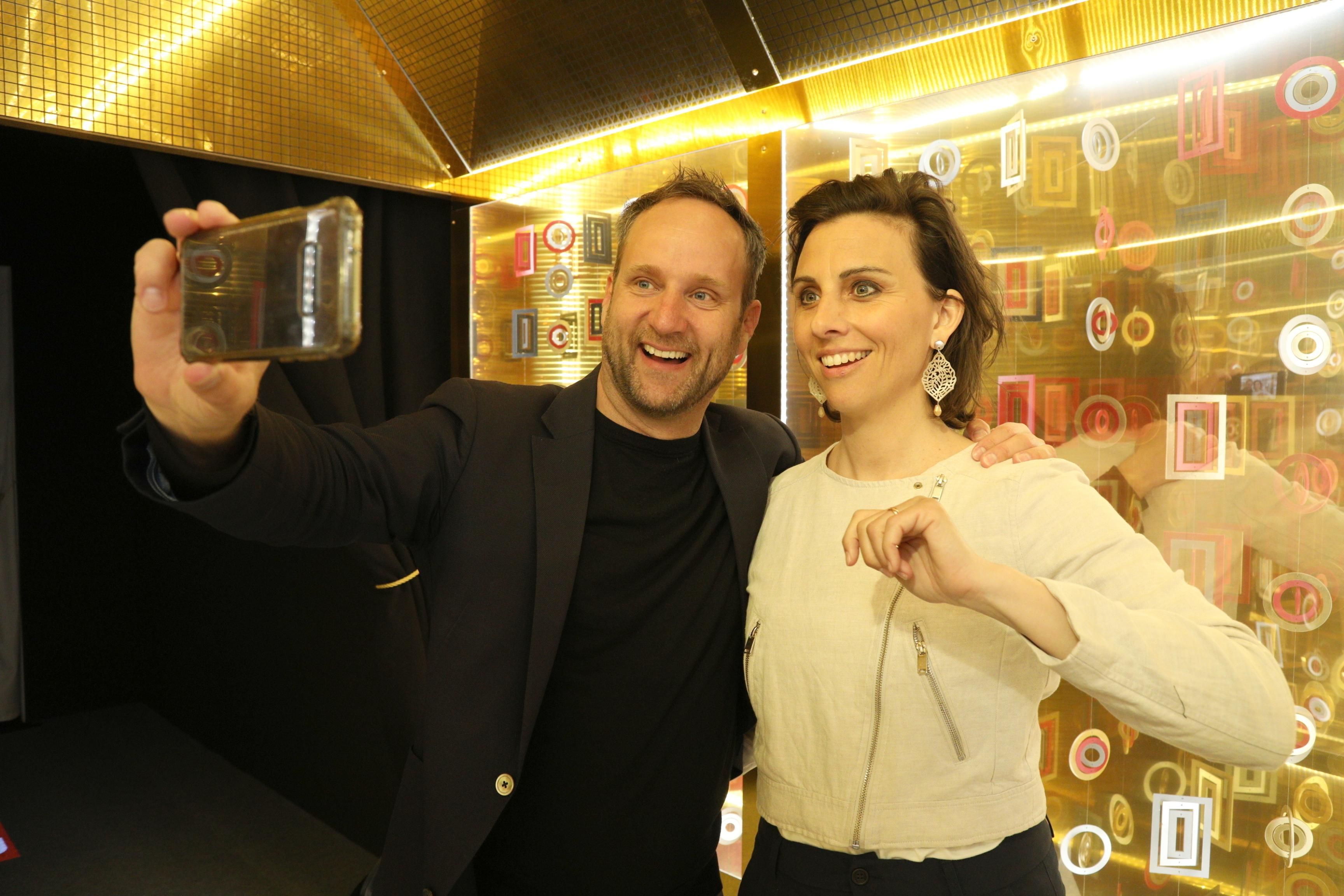 Matthias Strolz mit Ehefrau Irene bei einem Selfie, das Paar hat drei Töchter