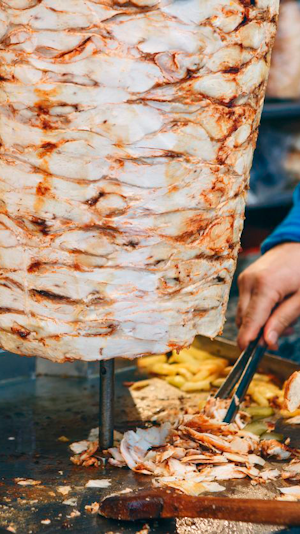 Döner Ottakring: Nach verdorbenem Dürüm landet ein 18-Jähriger im Krankenhaus. Polizei ermittelt, Behörden prüfen Lebensmittel-Sicherheit.