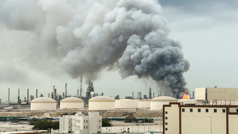 Europas Energiekonzerne machen seit Ausbruch des Konfliktes Milliardengewinne mit Rohstoffhandel, vom Erdöl bis zum Flüssiggas. Über eine Beteiligung ist auch die OMV involviert. Wie das Geschäft mit fossilen Brennstoffen funktioniert, um welche Summen es geht.