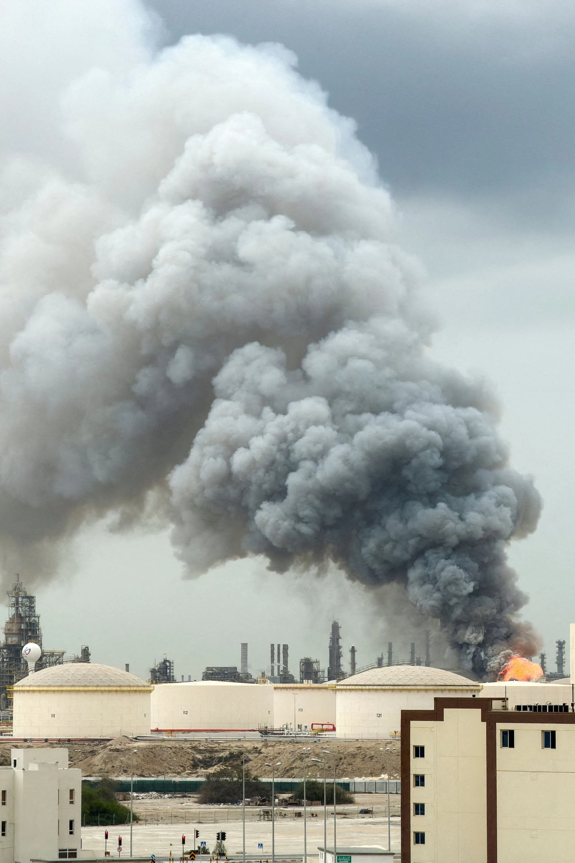 Feuer in der Bapco Oil Refinery in Bahrain nach iranischem Beschuss: Der Krieg am Persischen Golf ließ die Gewinne der europäischen Energiekonzerne förmlich explodieren