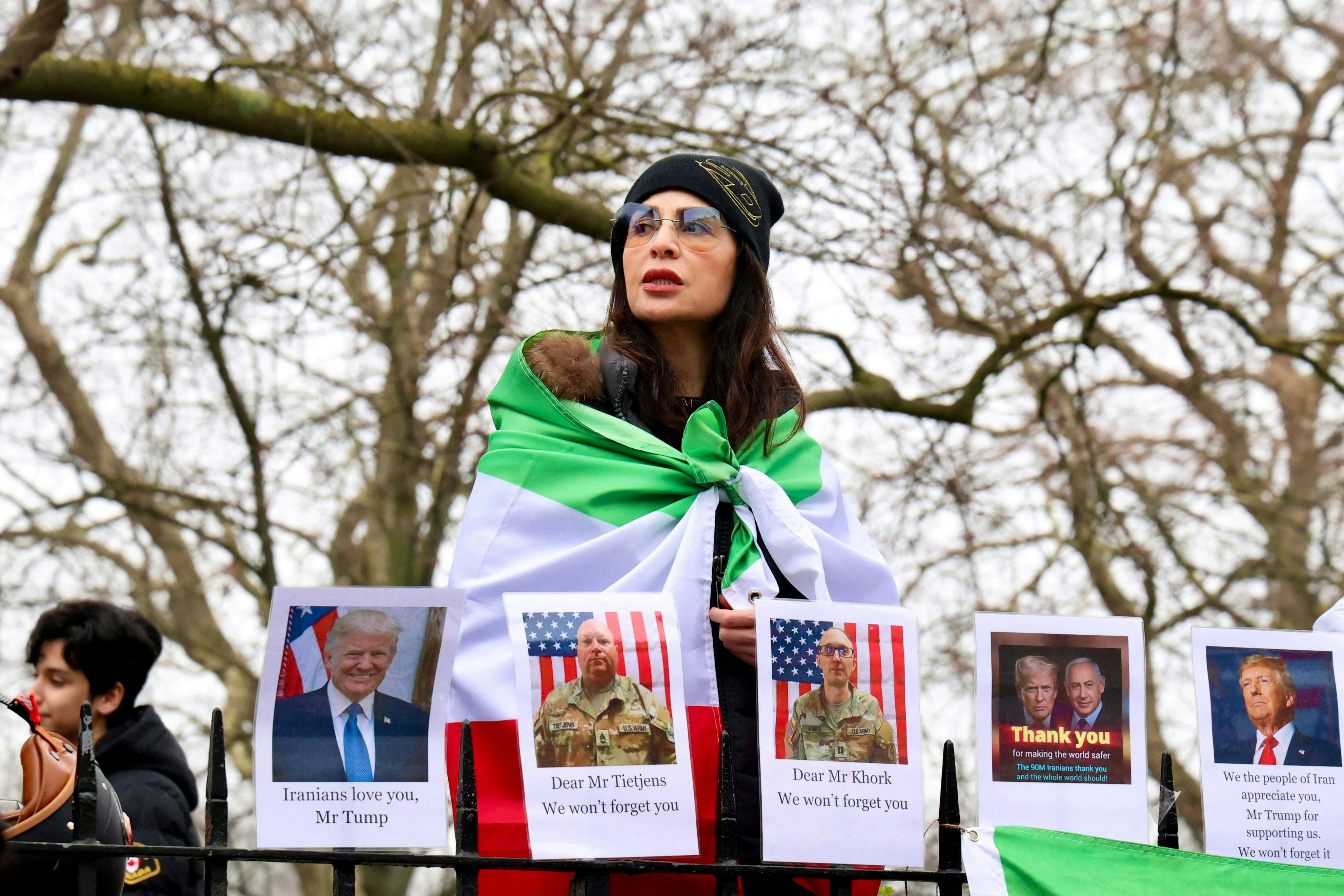 Ein Demonstrantin nimmt auf einer Protestkundgebung gegen die iranische Regierung in London