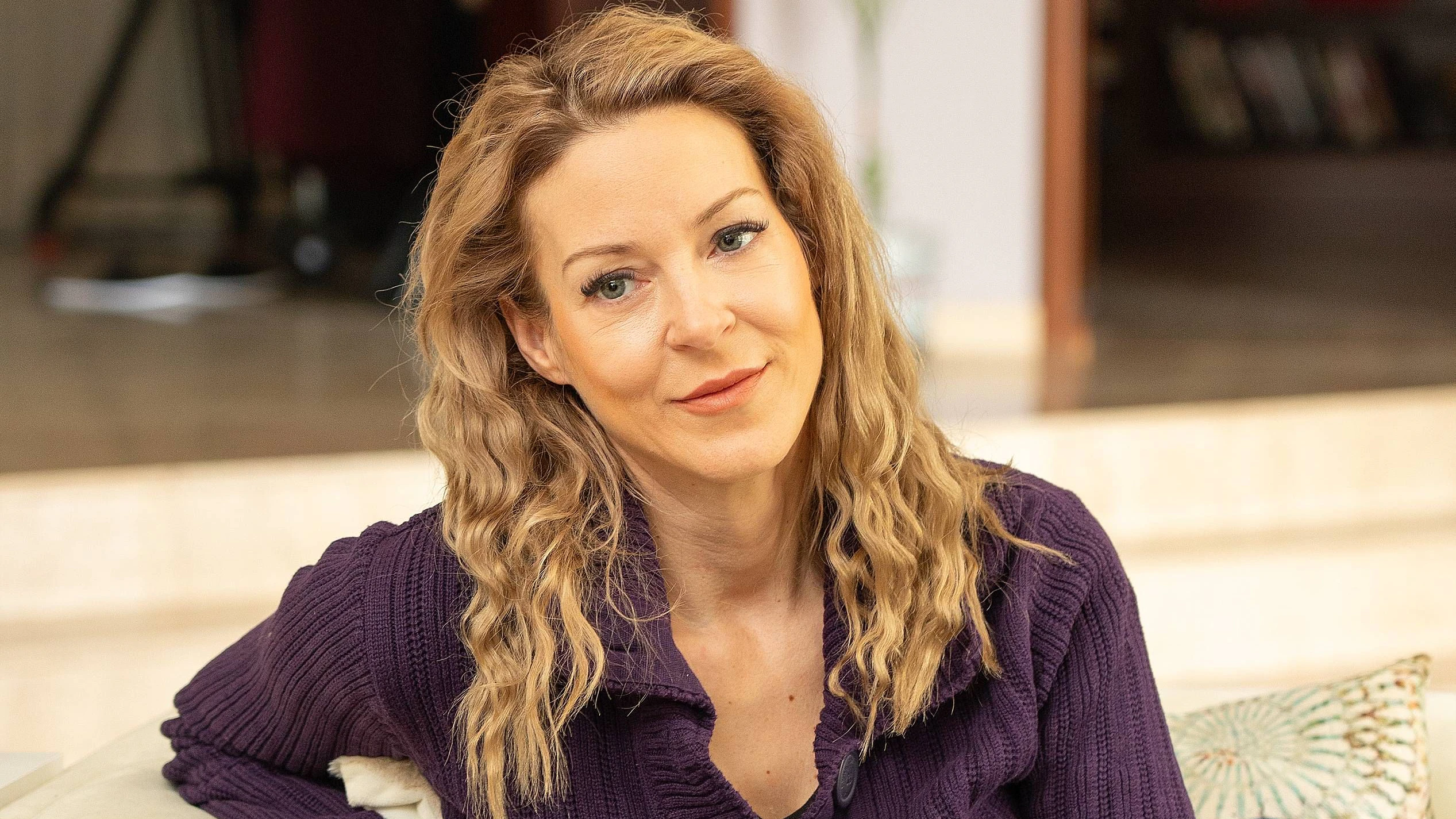 Homestory Gartenstory Frühlingserwachen im Garten der Lugner Villa mit Simone Lugner, Blumen einsetzen, garteln, Lugner Villa, Wien, 2.3.2026, -  Simone LUGNER (Portrait) 