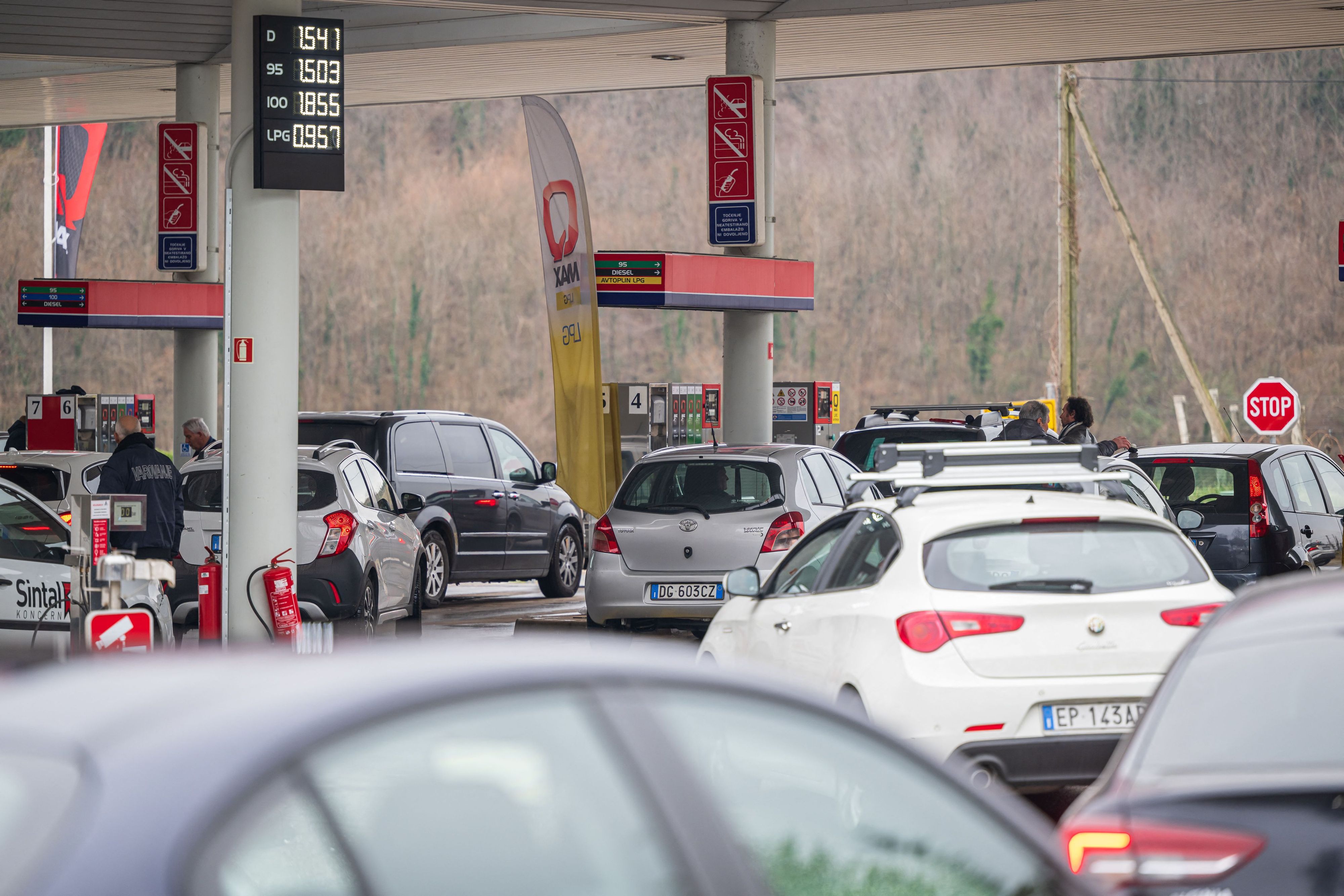 Heute.at - Diesel aus! Österreicher stürmen Auslands-Tankstelle