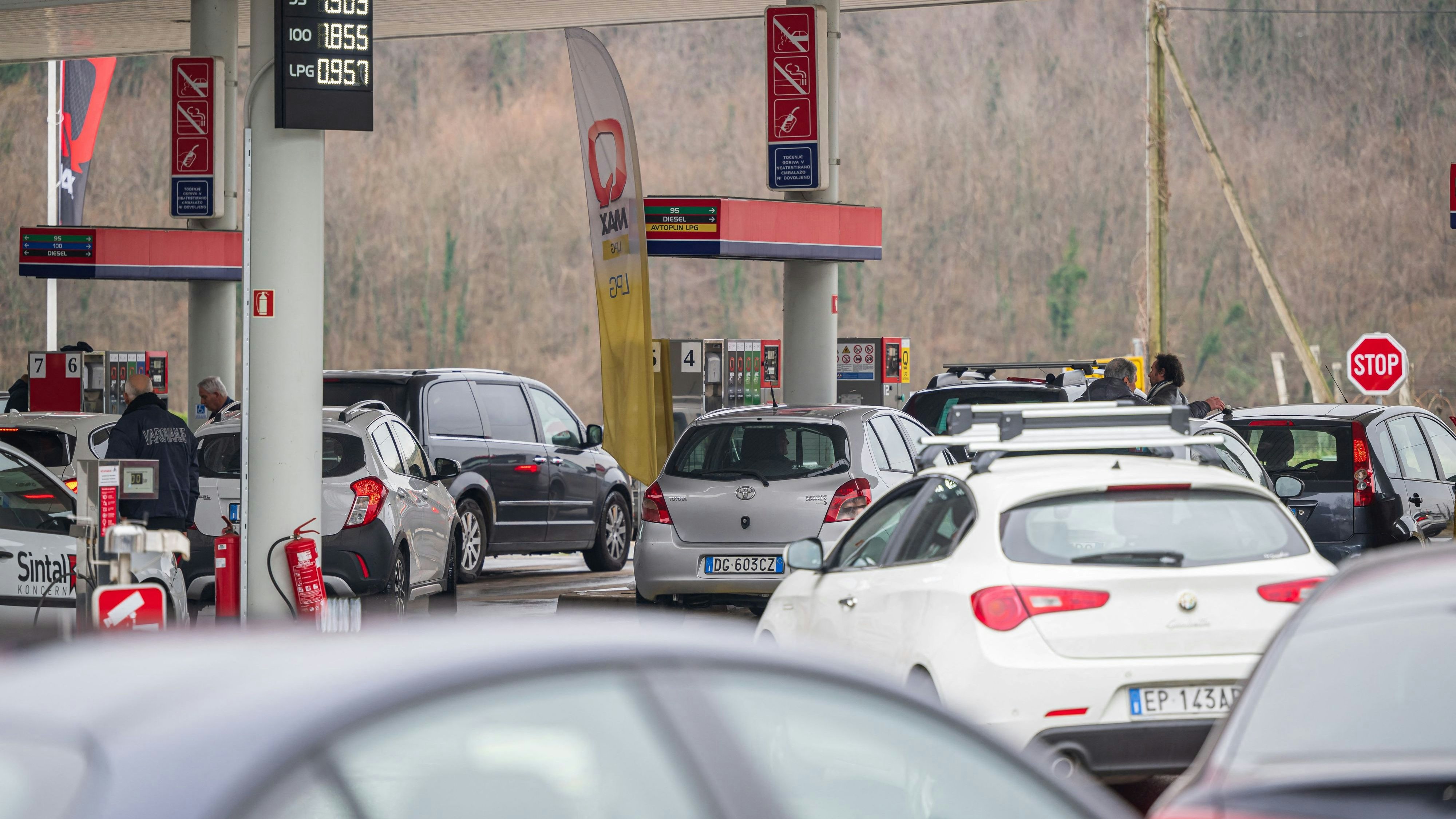 Heute.at - Diesel aus! Österreicher stürmen Auslands-Tankstelle