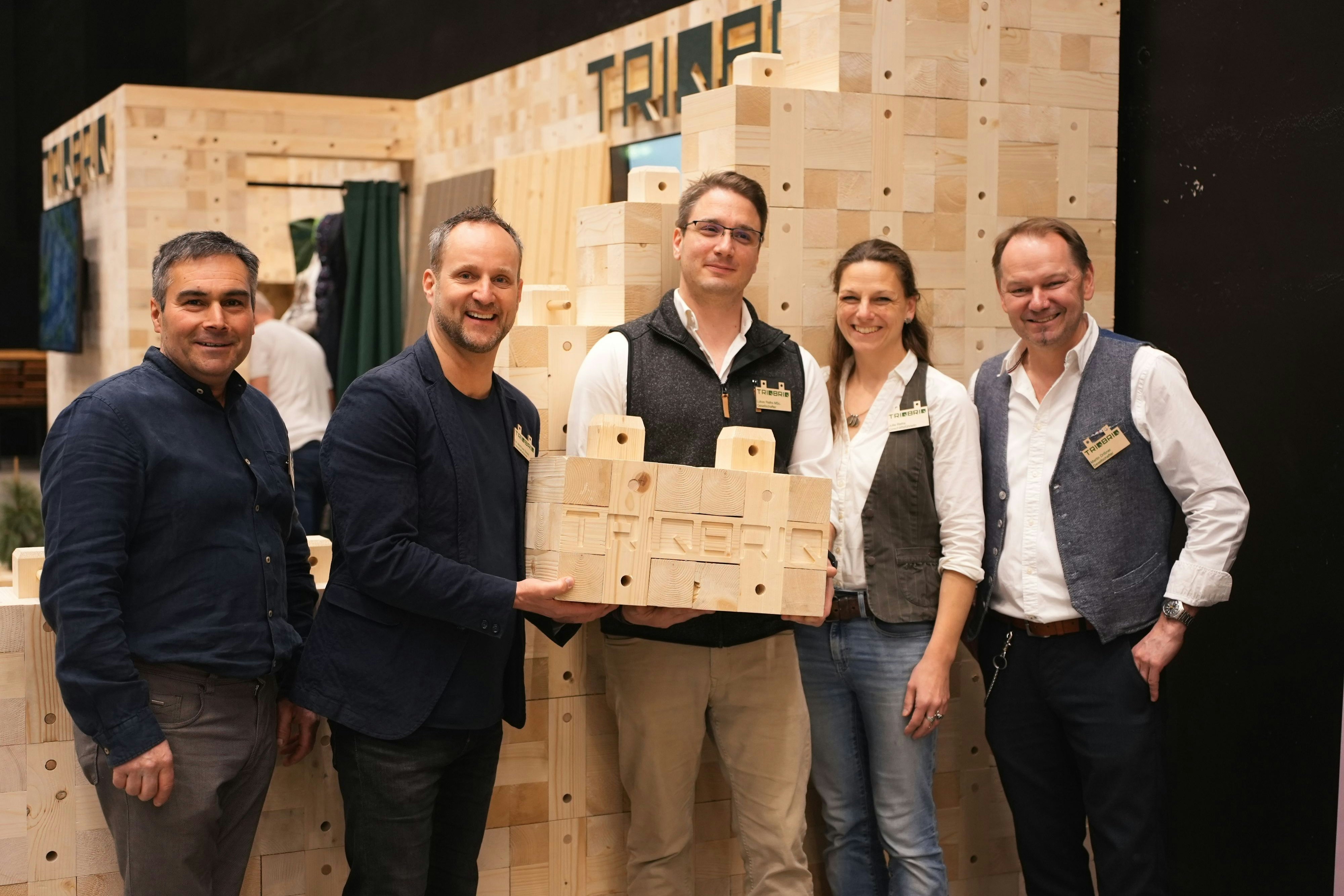 Die TriqBriq-Gründer Norbert Keßler, Matthias Strolz, Lukas und Julia Reihs und&nbsp;Martin Drißner (v. l.) präsentieren ihr Holzziegel-System