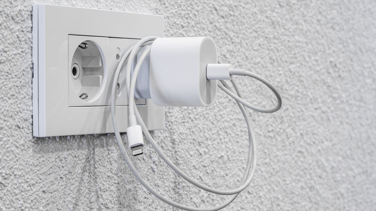 Heute.at - Verbraucht dein Ladegerät auch ohne Handy Strom?