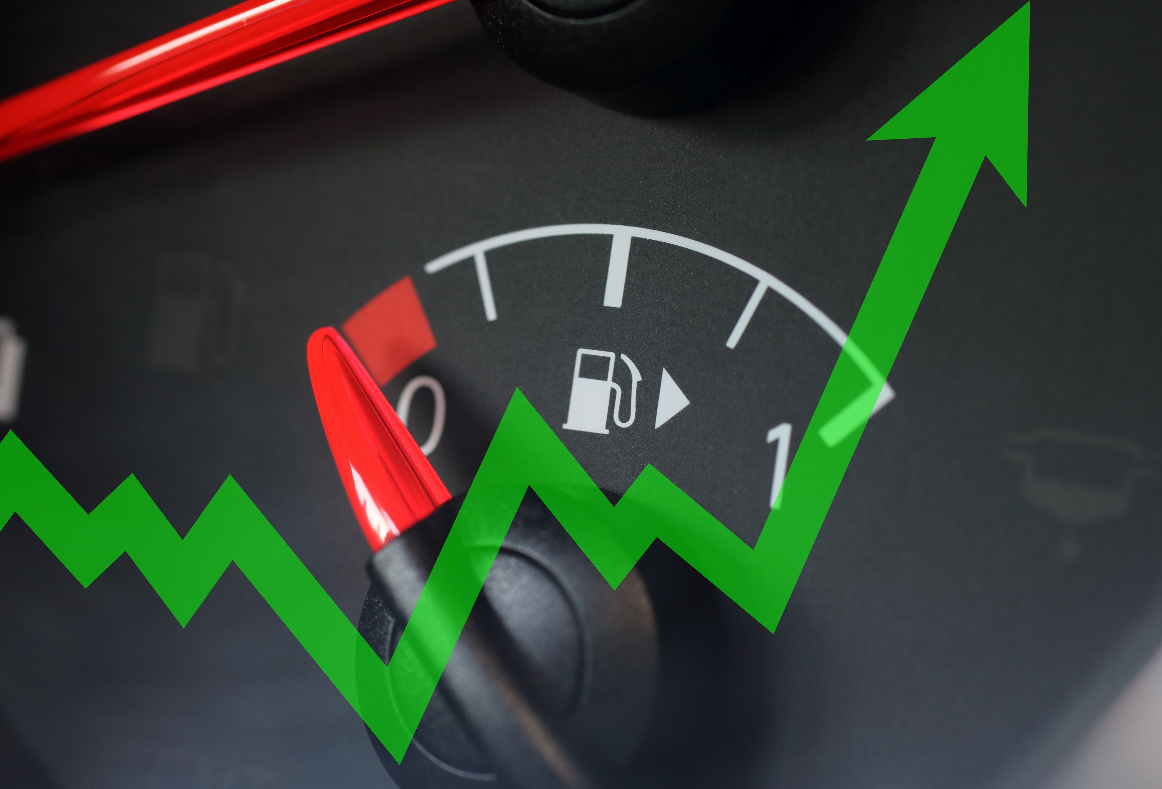 Nach Diesel kostet mittlerweile auch Super an ersten Tankstellen mehr als zwei Euro je Liter.