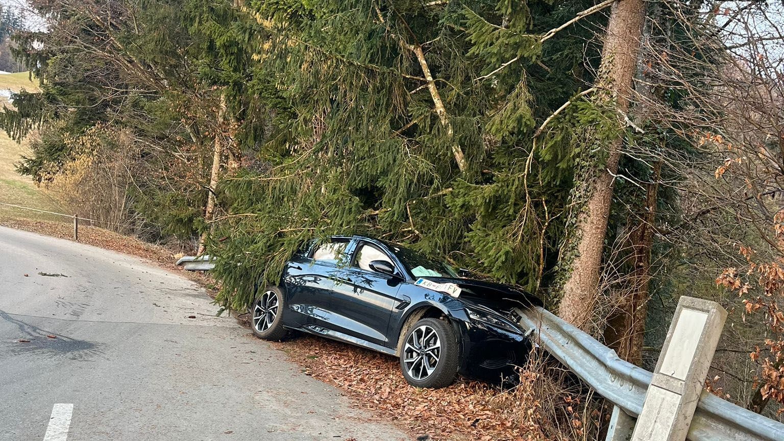 Heute.at - Auto kracht in Leitplanke! Alko-Lenker flüchtet