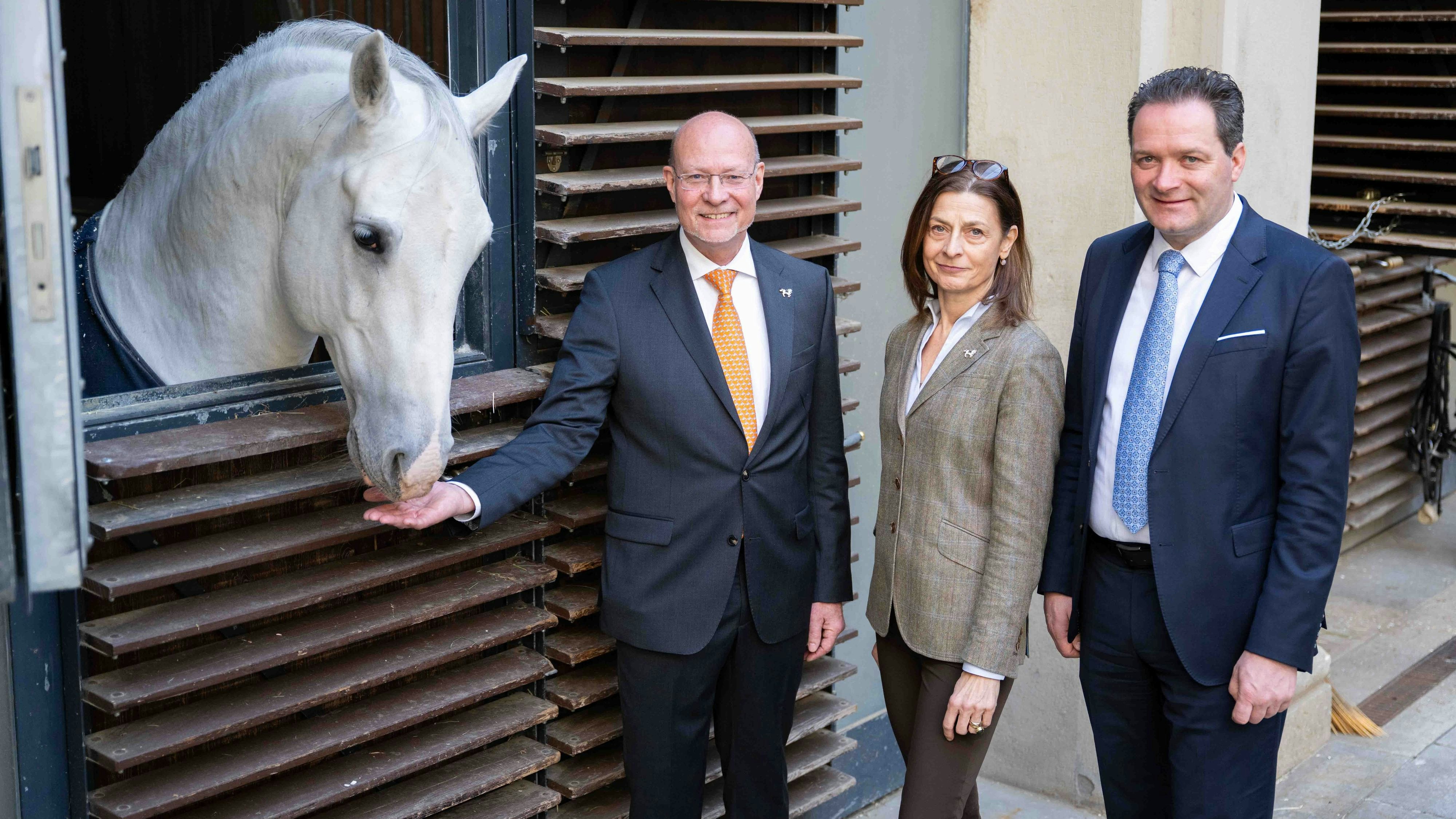 Michael Enzinger, Aufsichtsratsvorsitzender der Spanischen Hofreitschule, Alexandra Kaszay und Bundesminister Norbert Totschnig (v.l.).