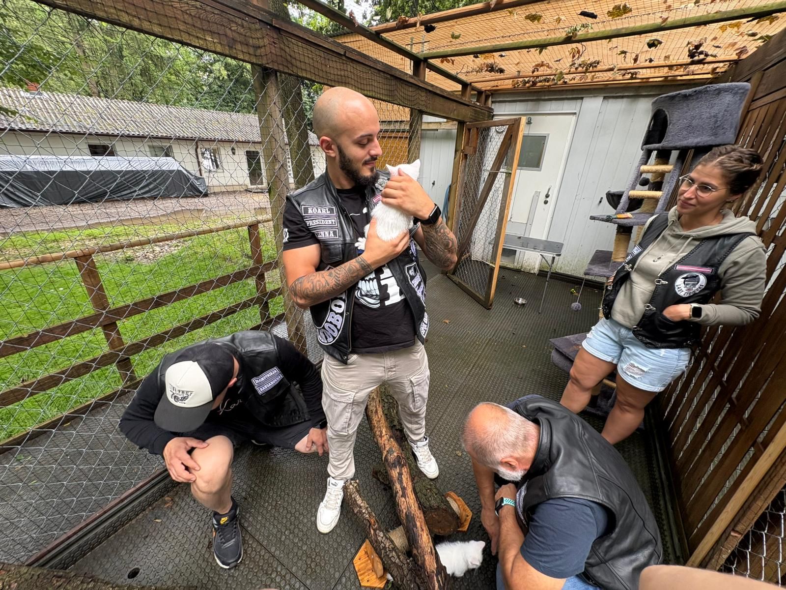 Koarl (Mitte, stehend), Präsident des Doomstriker LEMC Vindobona, mit einer Katze im Arm.