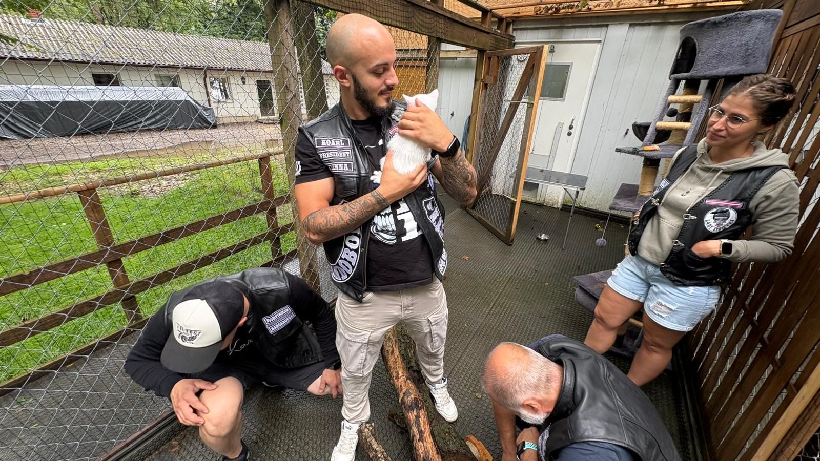 Koarl (Mitte, stehend), Präsident des Doomstriker LEMC Vindobona, mit einer Katze im Arm.