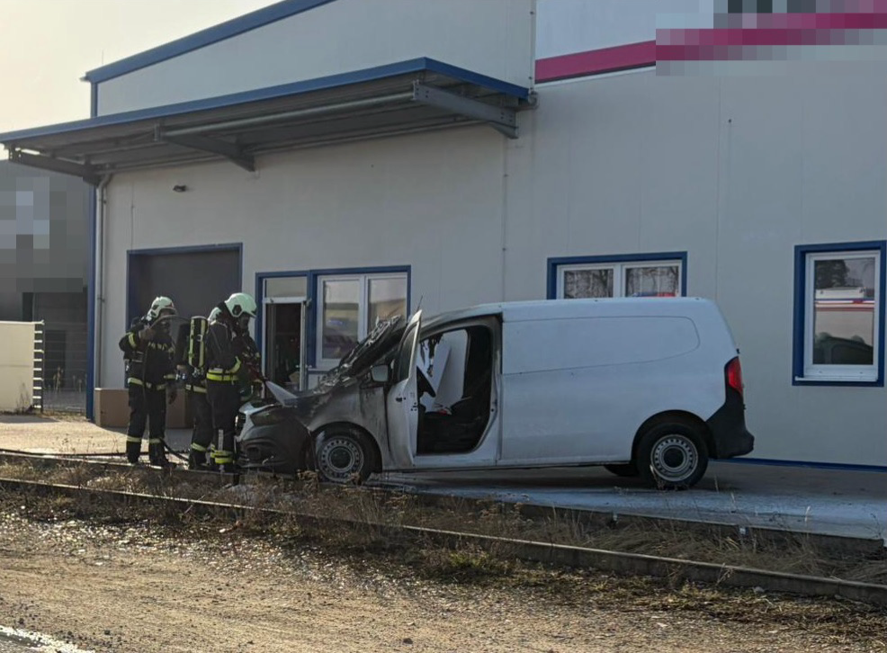 In den Morgenstunden des Dienstags wurden Einsatzkräfte zu einem Fahrzeugbrand gerufen.
