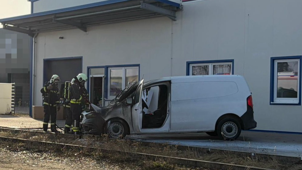 In den Morgenstunden des Dienstags fing ein Fahrzeug Feuer. 