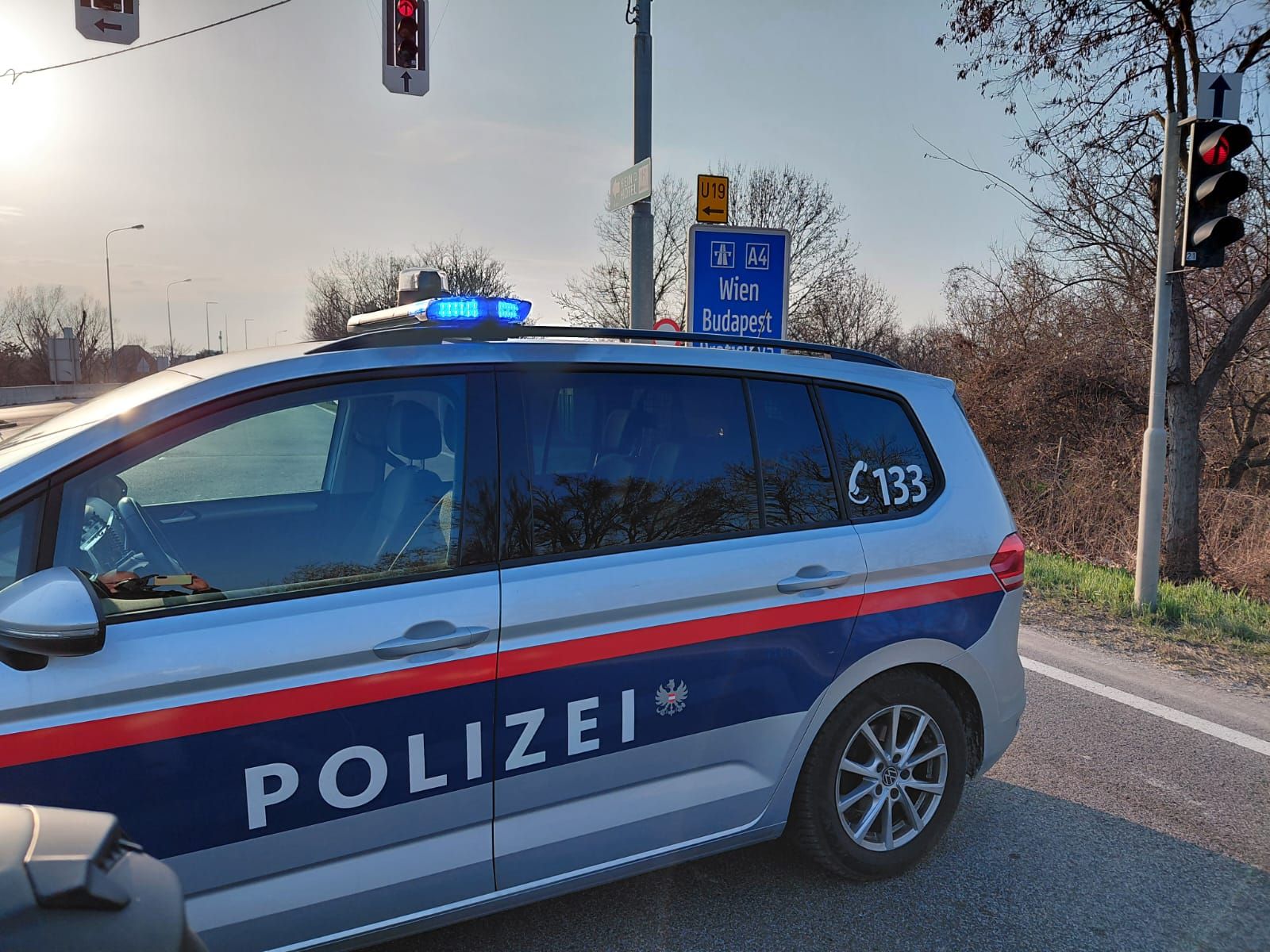 Polizei sperrt Straßen für den Transport-Konvoi.