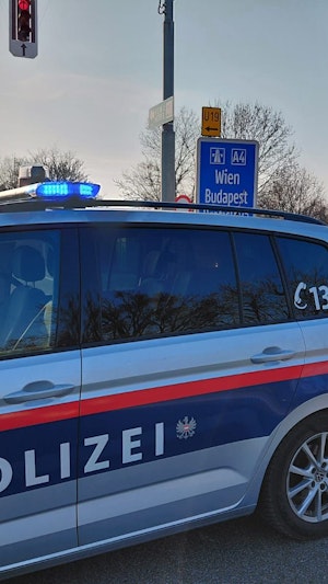 Geheimer Geldtransport Wien: Polizei und Cobra eskortieren Konvoi, Straßensperren und Verzögerungen zwischen Schwechat und Wien am Dienstag.