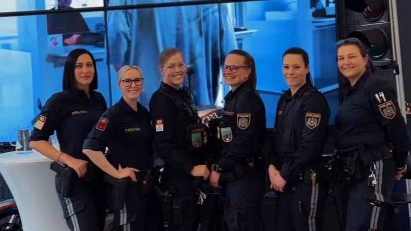 Sechs Polizistinnen aus verschiedenen Bereichen präsentierten ihre Abteilung im Rahmen der Podiumsdiskussion.