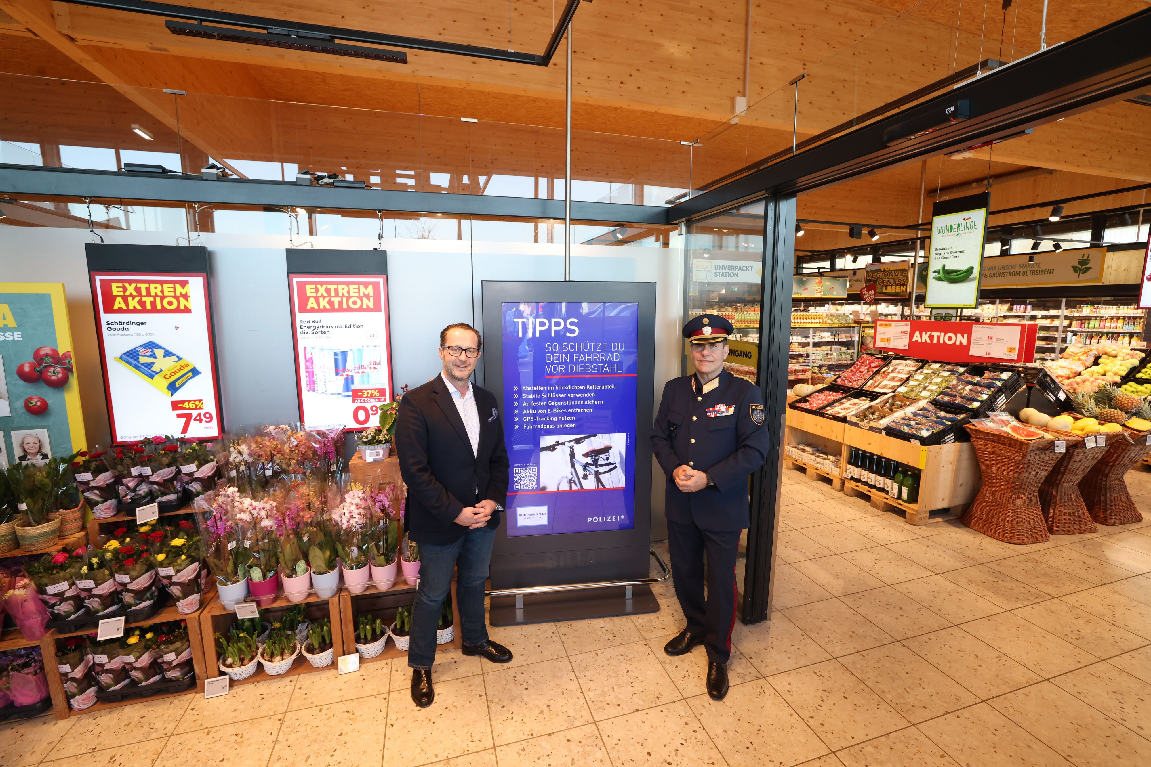 Startschuss für neue Sicherheits-Offensive: Billa-Vorstand Robert Nagele, Bundespolizeidirektor Michael Takacs