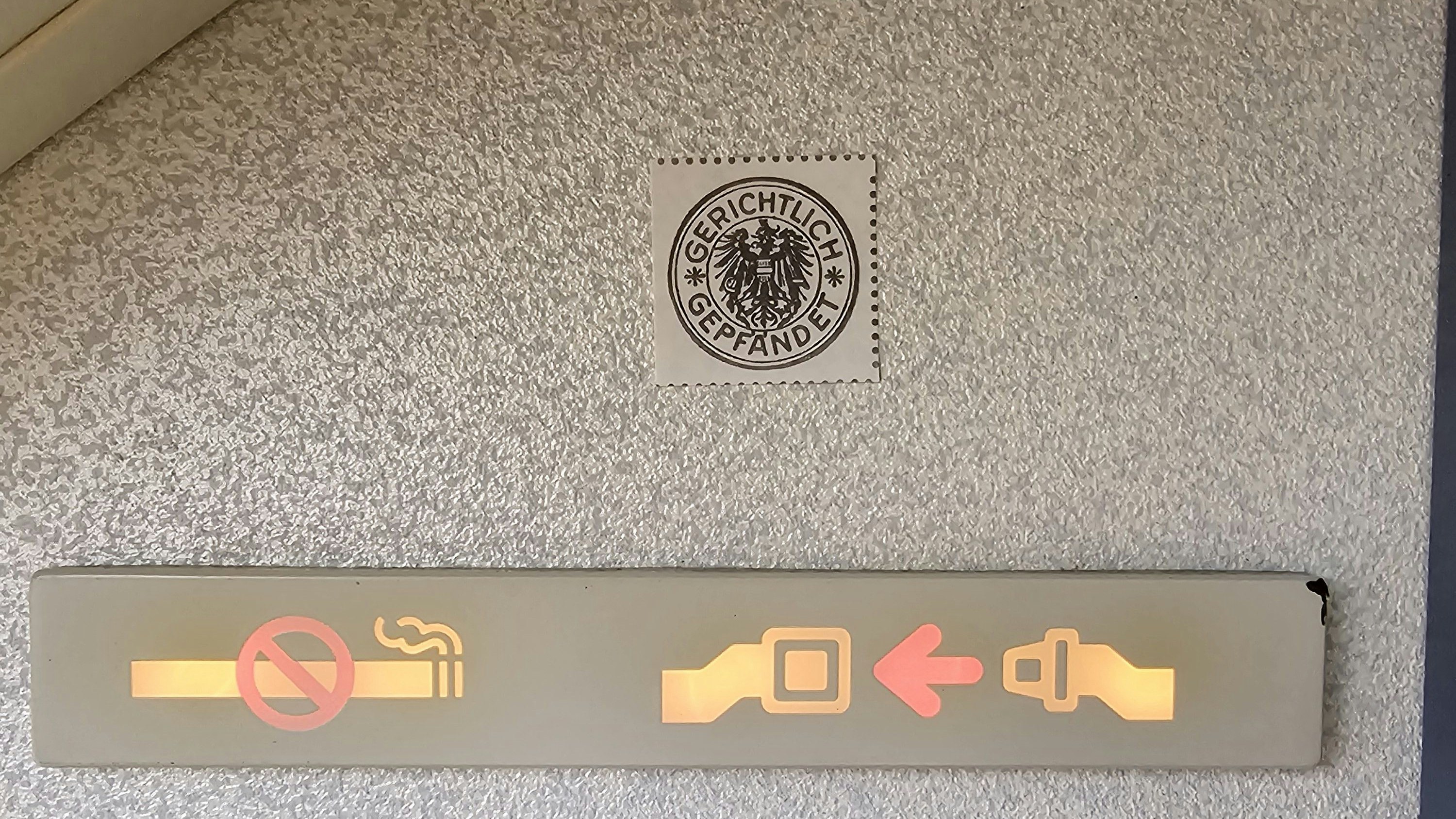 Dieses Pickerl in der Ryanair-Maschine zeigt jetzt, dass das Flugzeug gepfändet wurde.