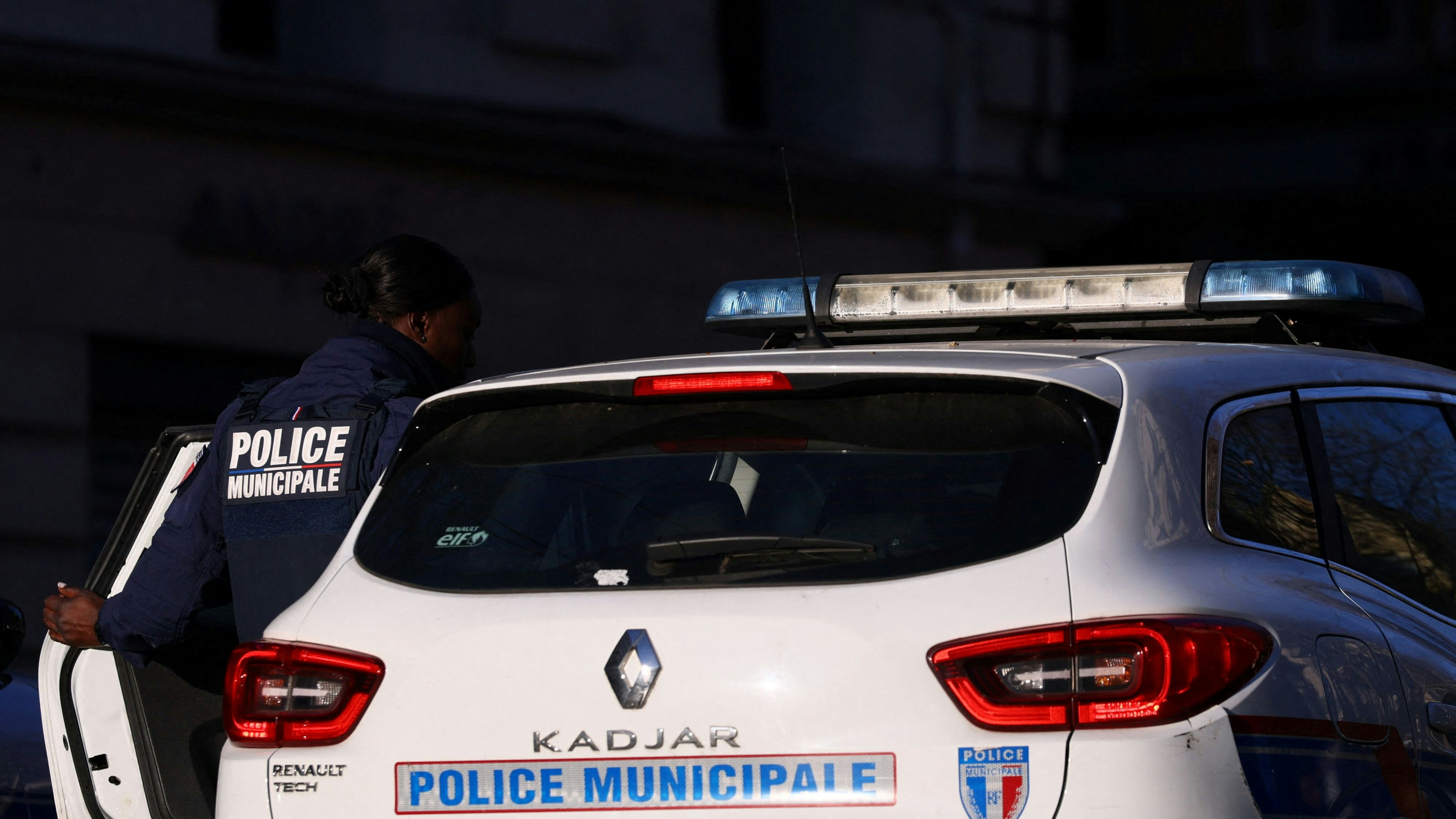 Falsche Polizisten sollen den Mann aus dem Gefängnis befreit haben. (Symbolbild)