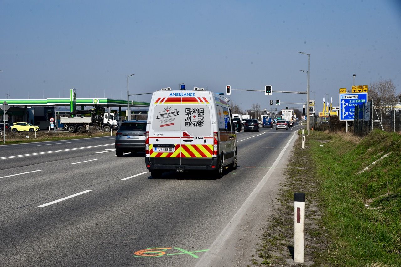 Ein Auto erfasste am Dienstag eine Frau, danach wurde sie von einem zweiten Auto überrollt.