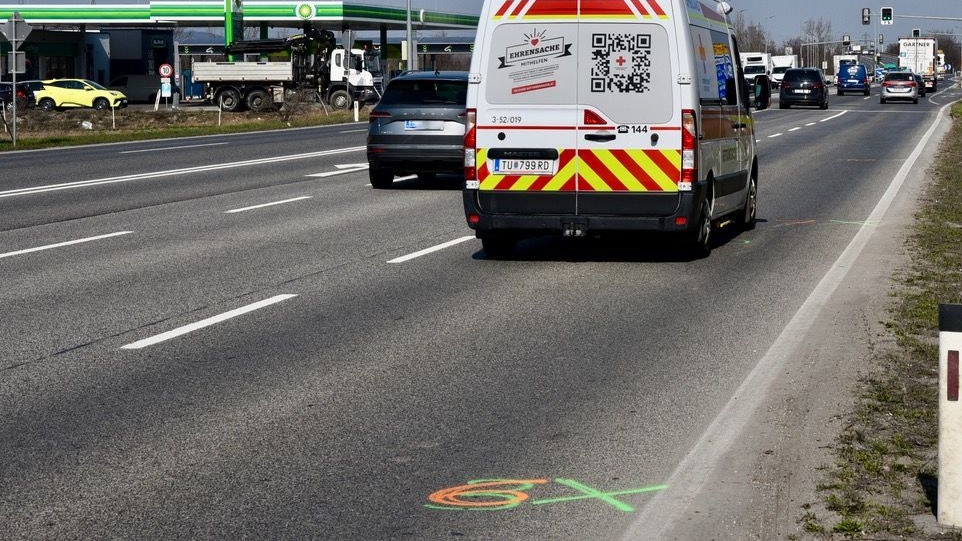 Heute.at - Von Fahrzeug erfasst, dann überfahren: Fußgängerin tot