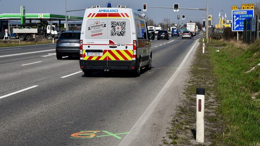 Ein Auto erfasste am Dienstag eine Frau, danach wurde sie von einem zweiten Auto überrollt.