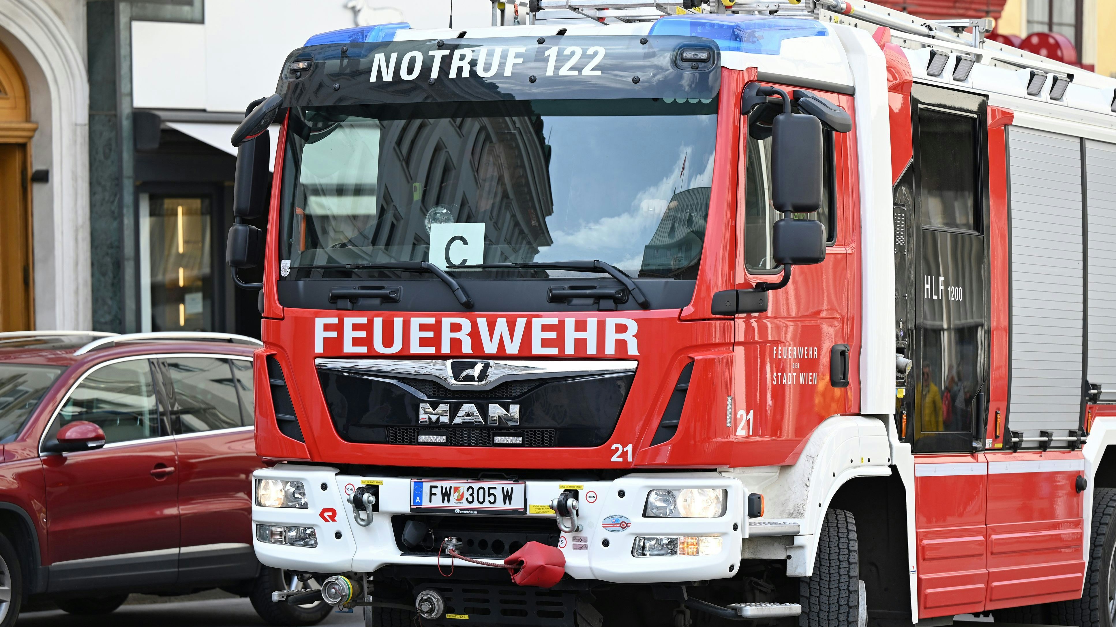 Gleich mehrere Feuerwehren rückten aus, um den Brand zu löschen.