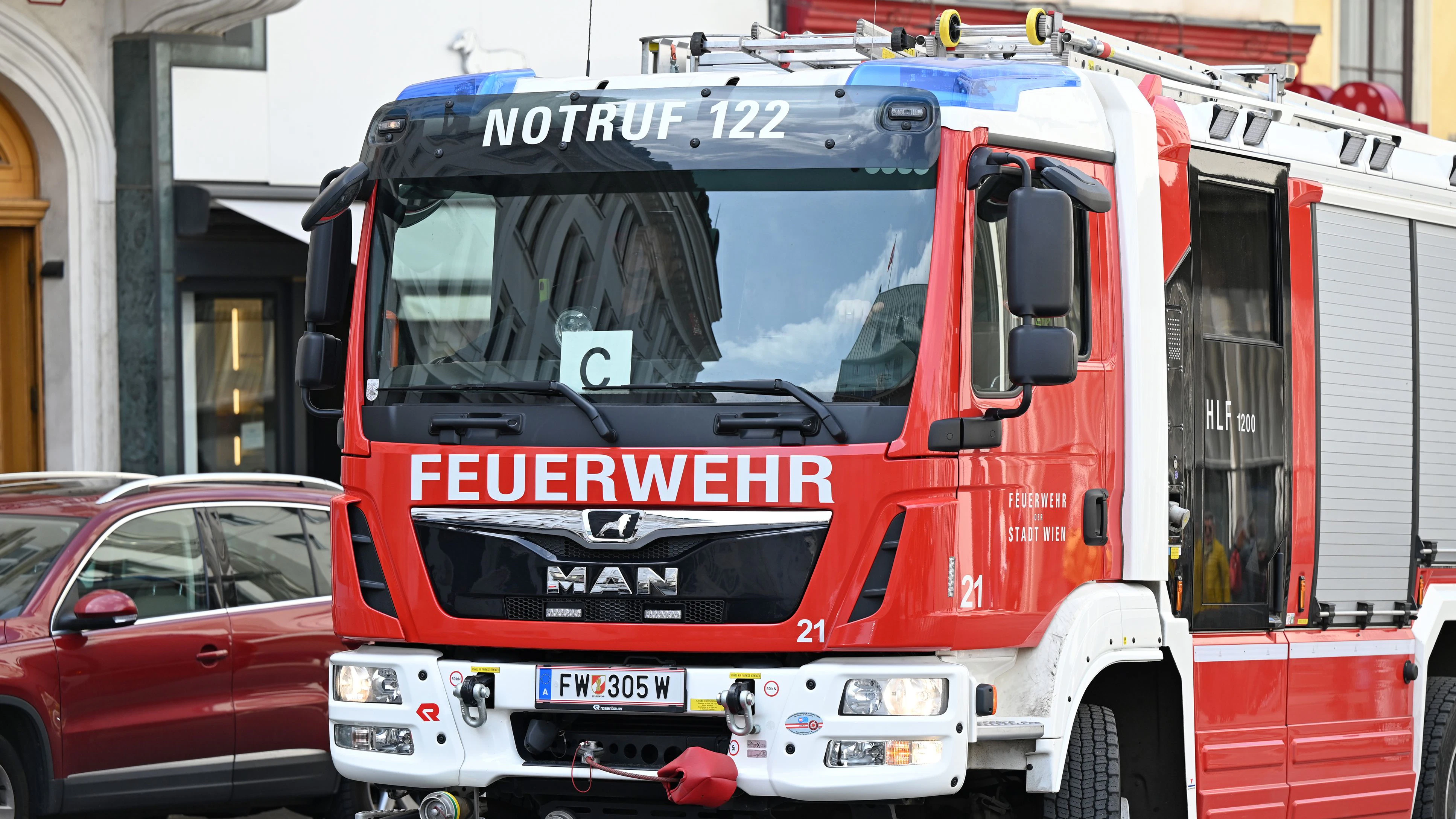 Gleich mehrere Feuerwehren rückten aus, um den Brand zu löschen.