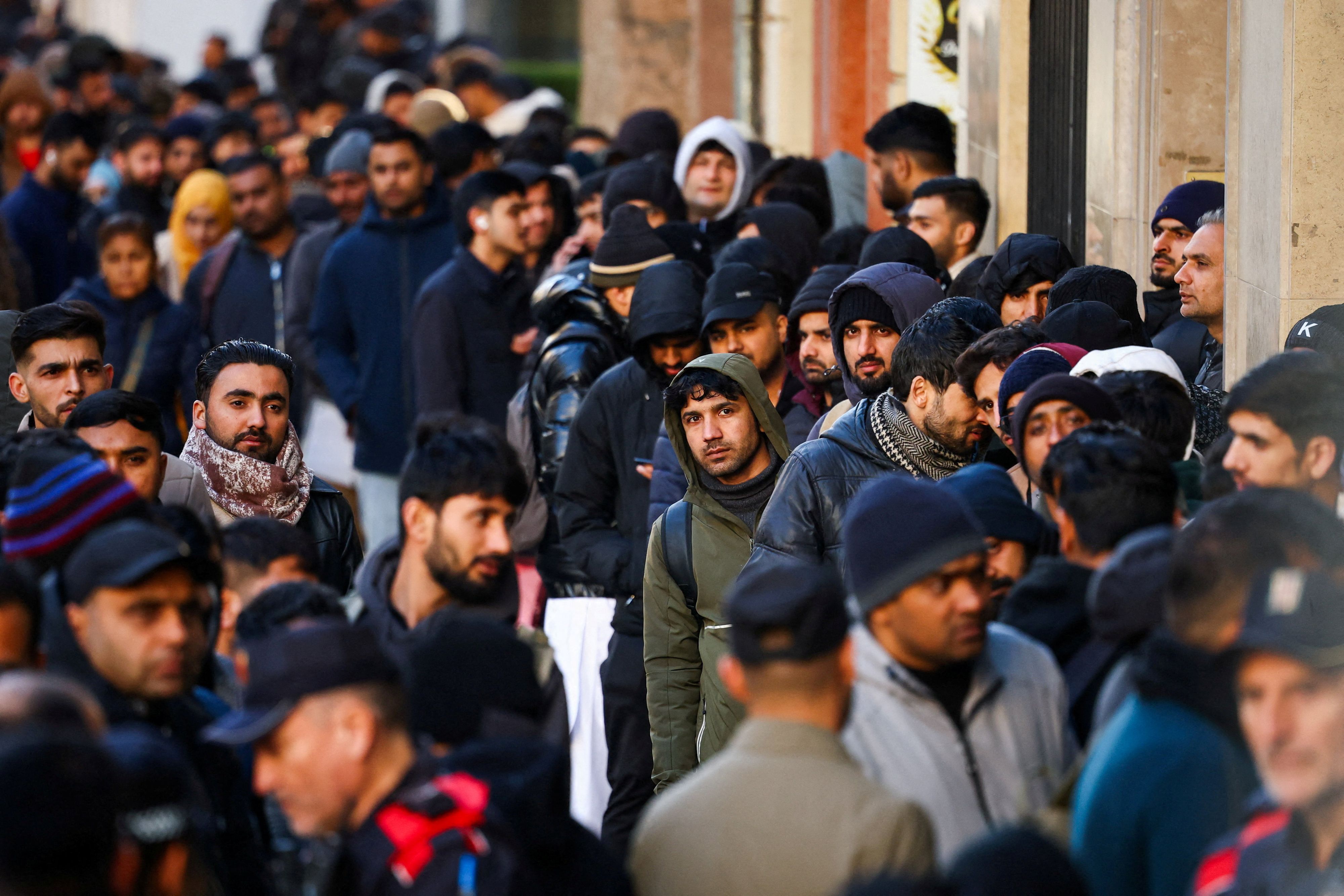 Schon im Jänner hatte die Regierung angekündigt, den Aufenthaltsstatus von hunderttausenden Migranten ohne Papiere zu legalisieren und ihnen eine Arbeitserlaubnis zu geben.