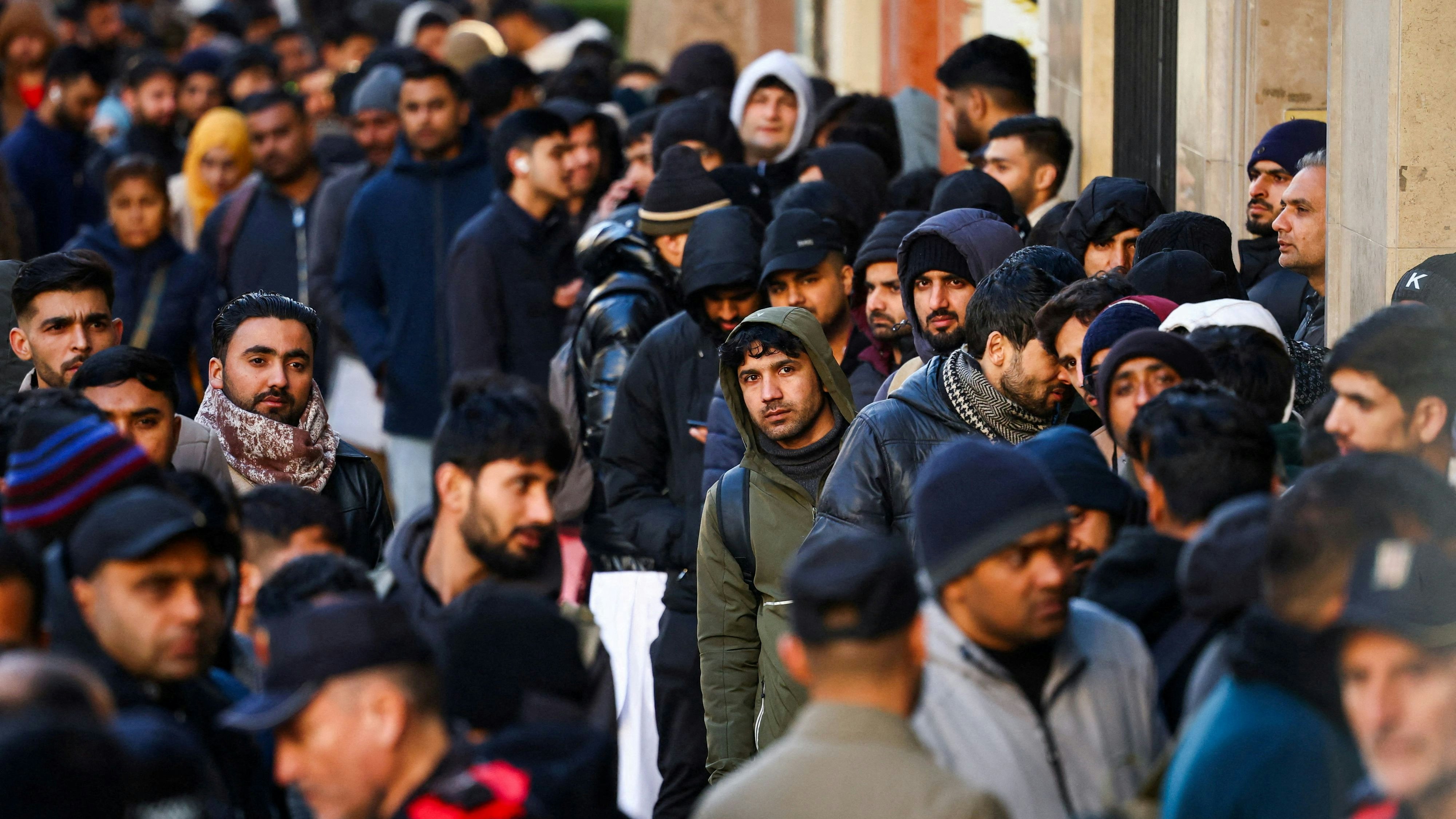 Schon im Jänner hatte die Regierung angekündigt, den Aufenthaltsstatus von hunderttausenden Migranten ohne Papiere zu legalisieren und ihnen eine Arbeitserlaubnis zu geben.